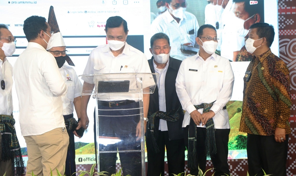 Menko Marves Luhut B Panjaitan (di podium).