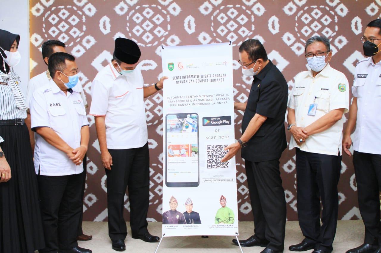  Plt Bupati Muba Beni Hernedi dan Kepala Dinas Pariwisata Sumatra Selatan Aufa Syahrizal seusai menandatangani kerja sama