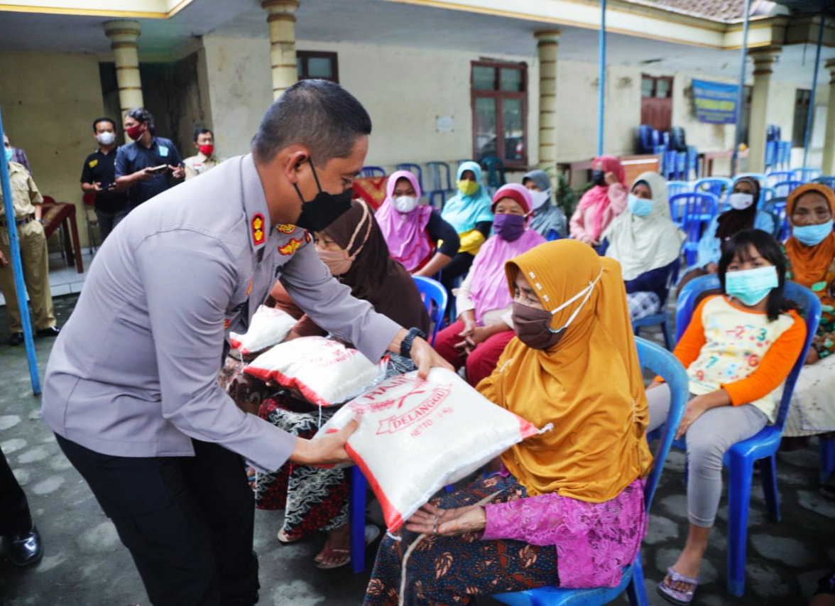 Kapolres Klaten AKB Eko Prasetyo menyerahkan bantuan beras kepada seorang warga