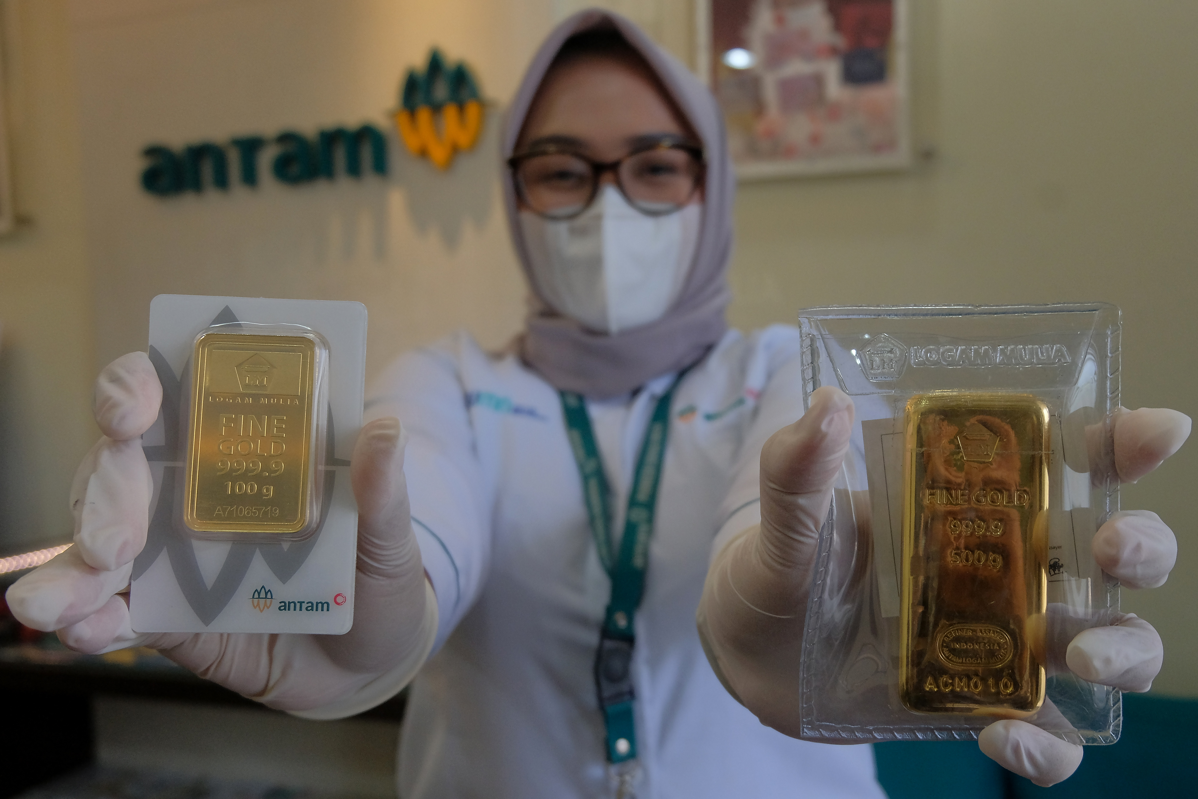 Kepala Butik Emas LM Antam Denpasar Sarah Aprilia Roscantika menunjukkan emas Antam di Butik Emas Logam Mulia Antam Denpasar Bali.