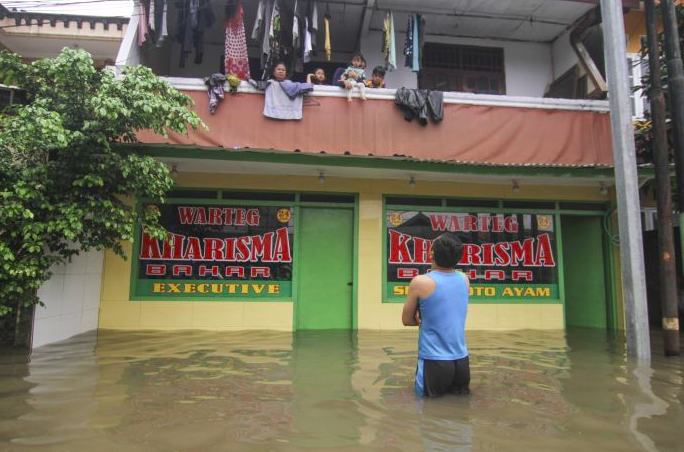 Banjir membuat warga tidak bisa menjalankan usaha.