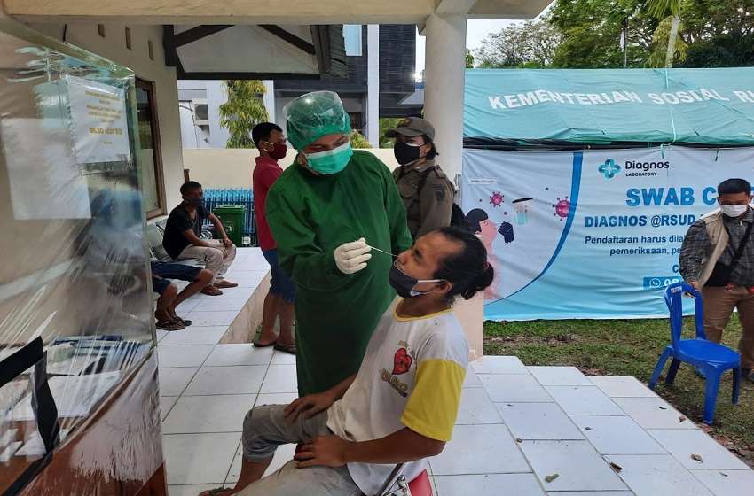 Warga yang kedapatan tidak memakai masker di Palangka Raya, Kalteng, jalani tes antigen, Kamis (12/11)