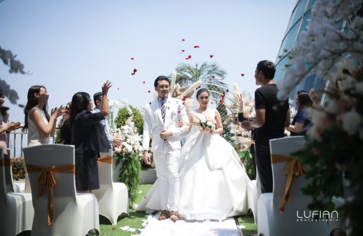 Tim dan HARRIS Hotel & Festival Citylink Bandung menggelar pesta pernikahan berkesan