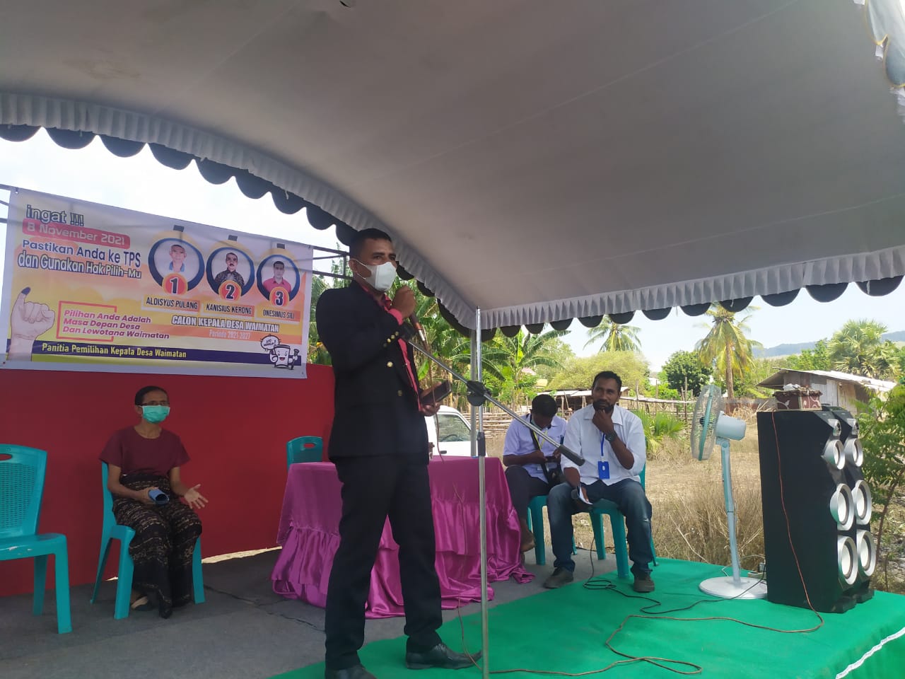 Aktivitas Pilkades di enam desa di dua kecamatan, di Kabupaten Lembata, NTT dilaksanakan di kamp pengungsian, Rabu (3/11)