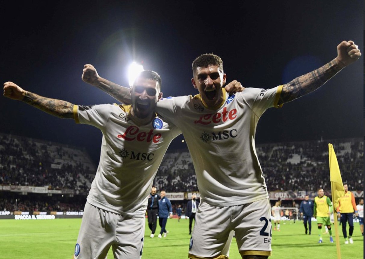 Pemain Napoli merayakan keberhasilan mereka mengalahkan Salernitana di laga lanjutan Serie A.