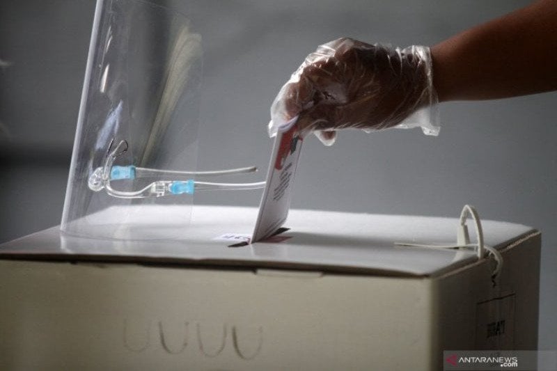 Ilustrasi: warga memasukkan surat suara ke dalam kotak suara dalam pilkades.