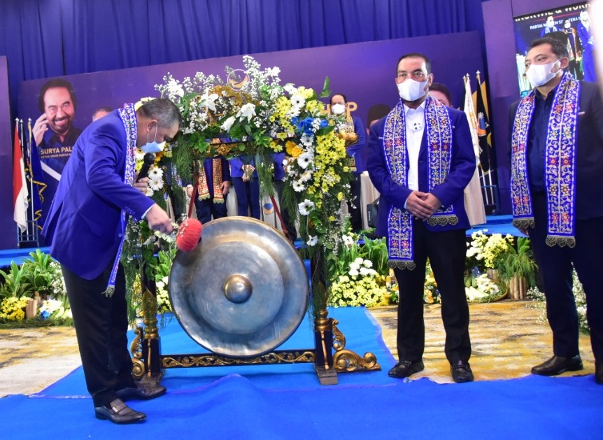 Wakil Ketua Umum DPP Partai NasDem, Ahmad M. Ali (memukul gong)