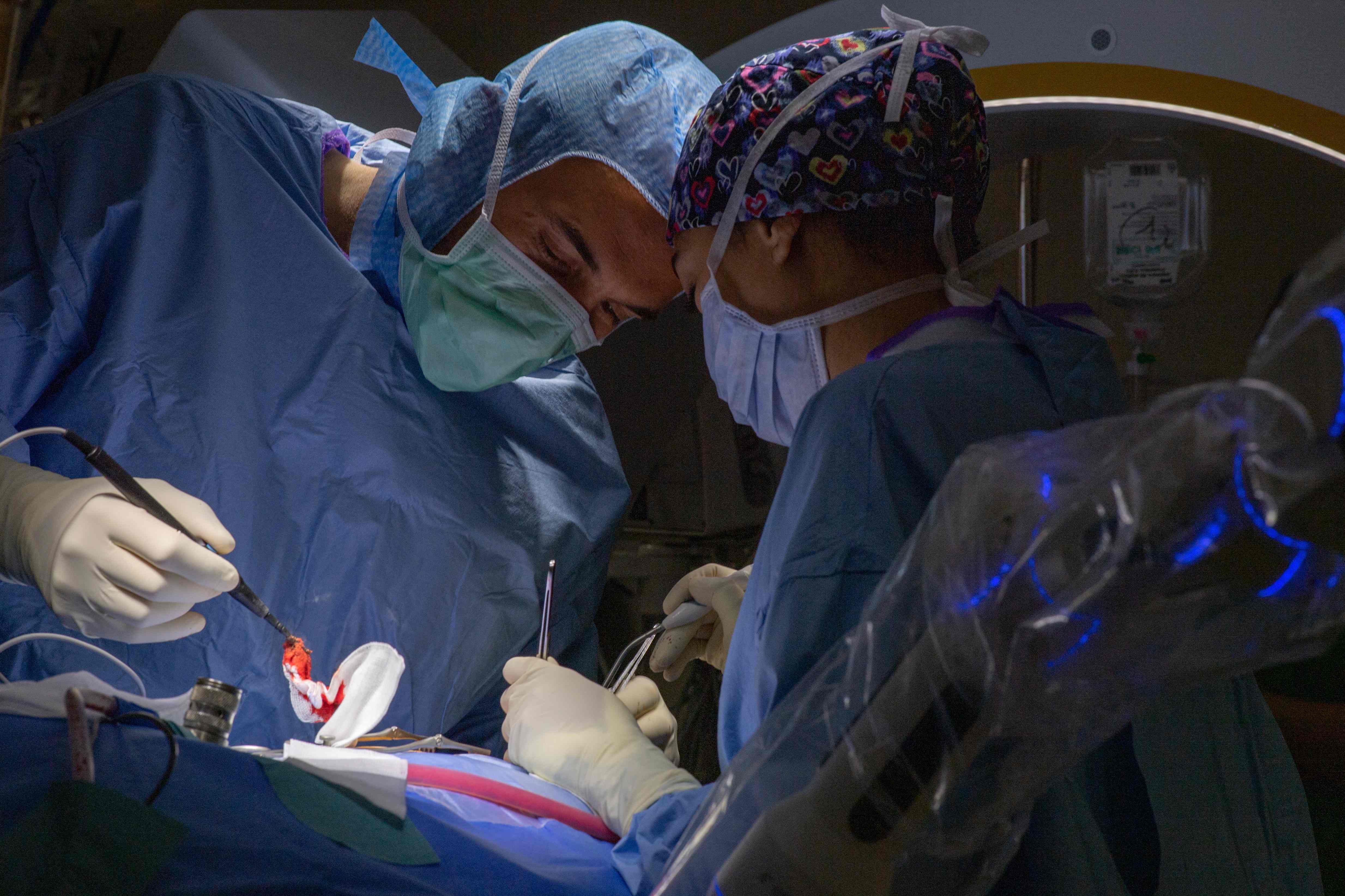 Dokter bedah di  University-affiliated hospital,  Angers, Prancis sedang menangani pasien kanker payudara metastase dengan bantuan robot.