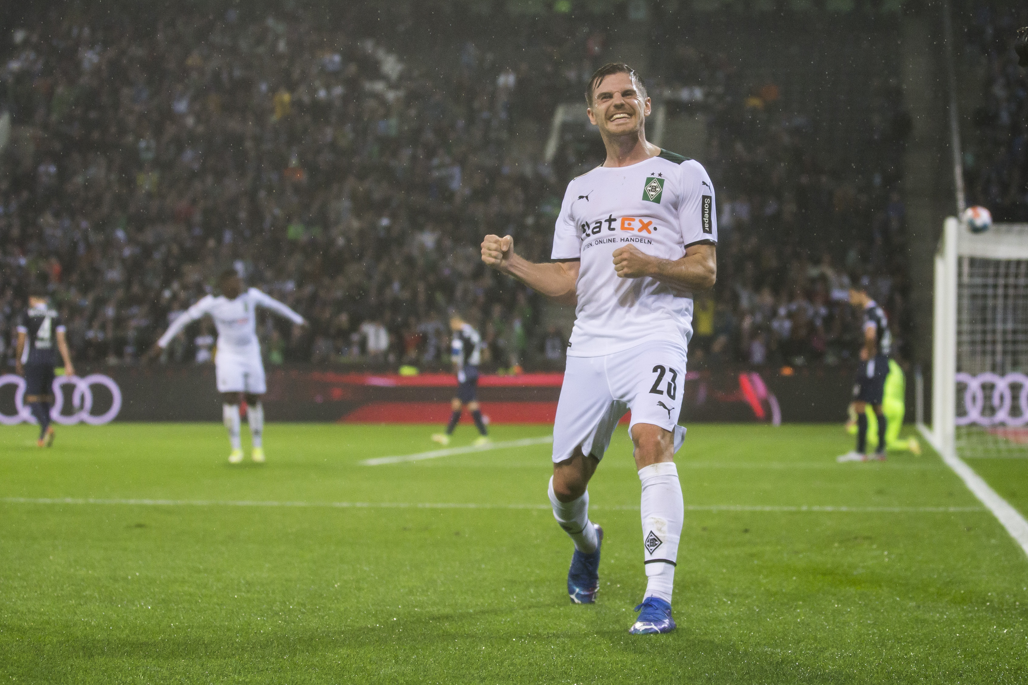 Pemain Gladbach Jonas Hofmann melakukan selebrasi usai mencetak gol ke gawang Bochum di laga Bundesliga. 