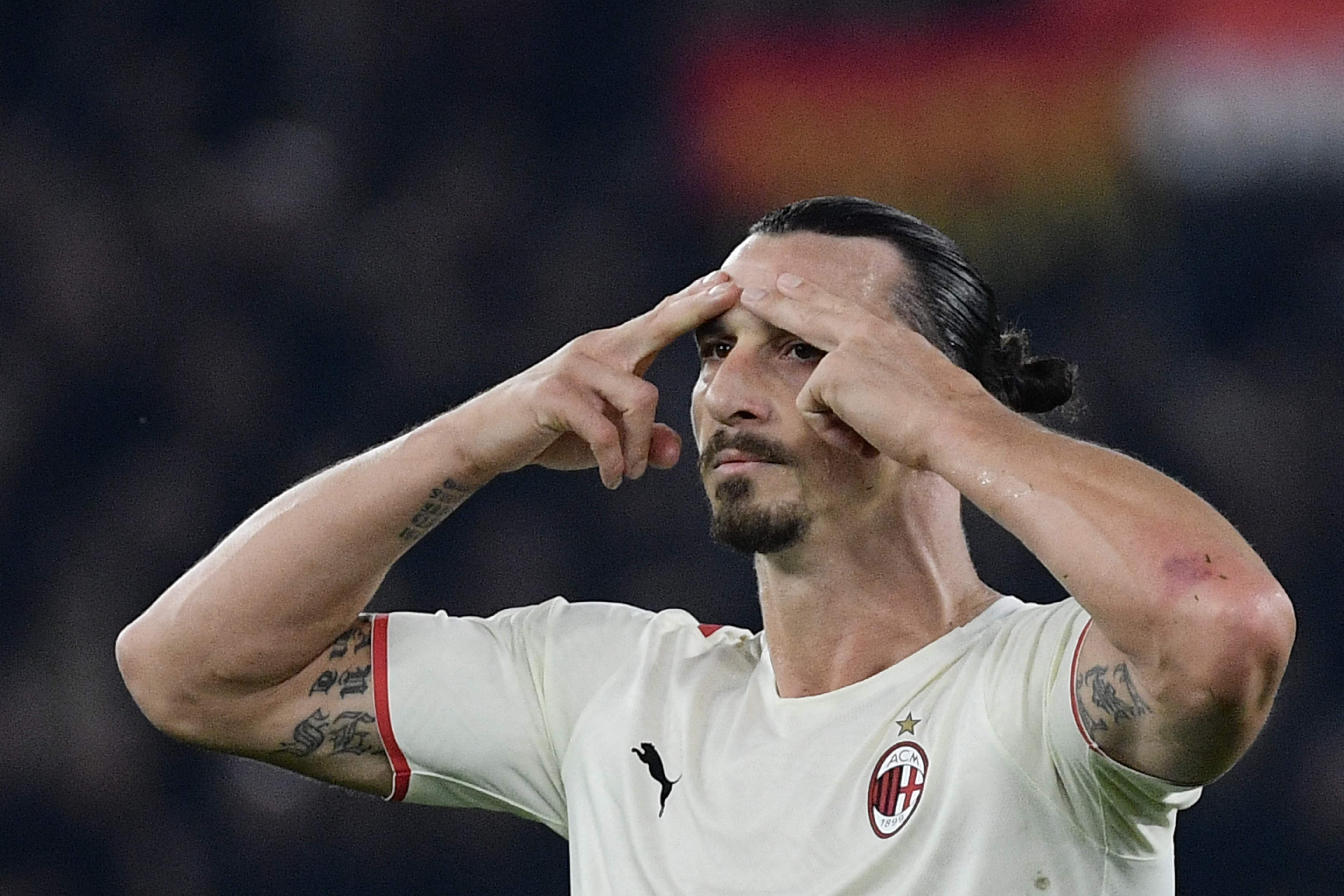 Penyerang AC Milan Zlatan Ibrahimovic melakukan selebrasi usai mencetak gol ke gawang AS Roma di laga Serie A.