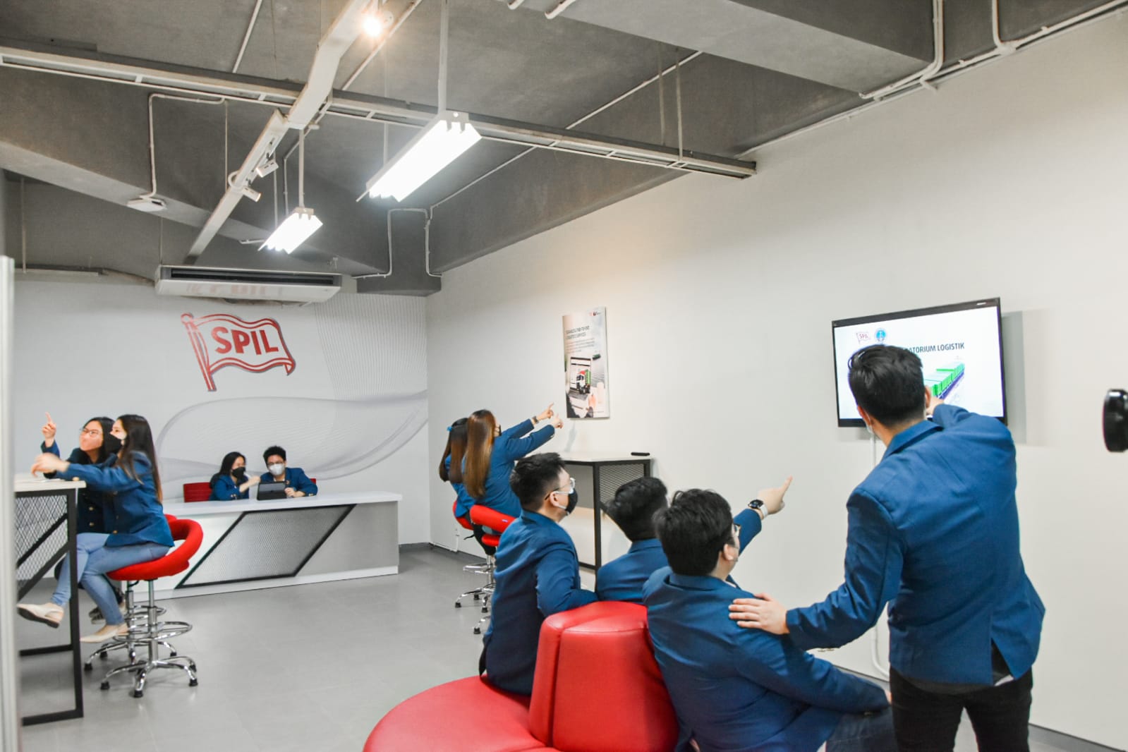 UK Petra Gandeng PT SPIL Dirikan Laboratorium Logistik