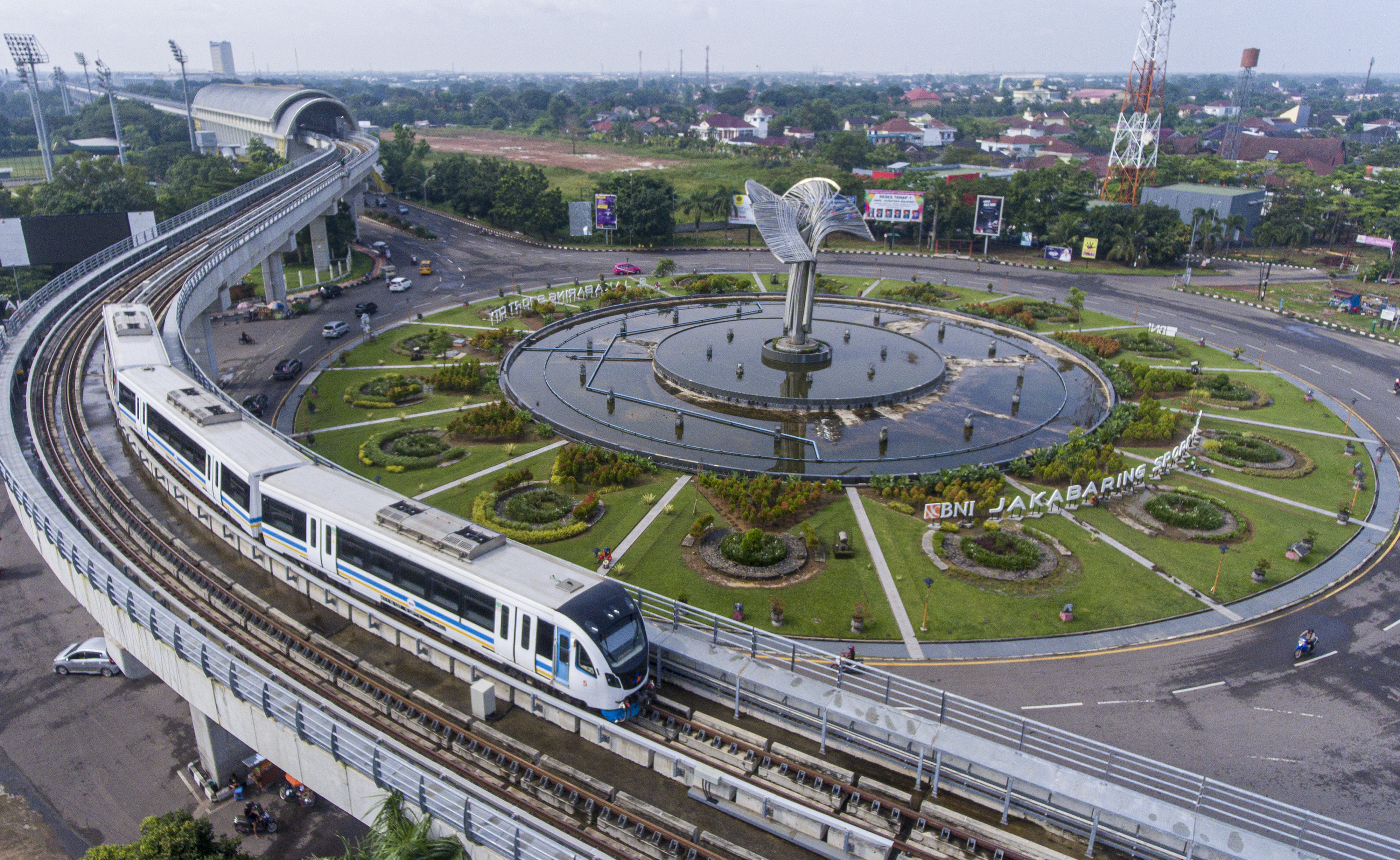 LRT Sumsel melintas di kawasan Jakabaring.