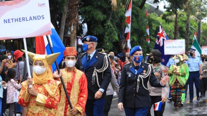 Parade Of Nations adalah salah satu kegiatan The 58th International Association of Women Police di Labuan Bajo, NTT.