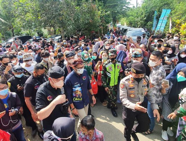 Masyarakat Desa Wisata Cikakak, Kecamatan Wangon, Banyumas, Jateng, menyambut kedatangan Menparekraf Sandiaga Uno.