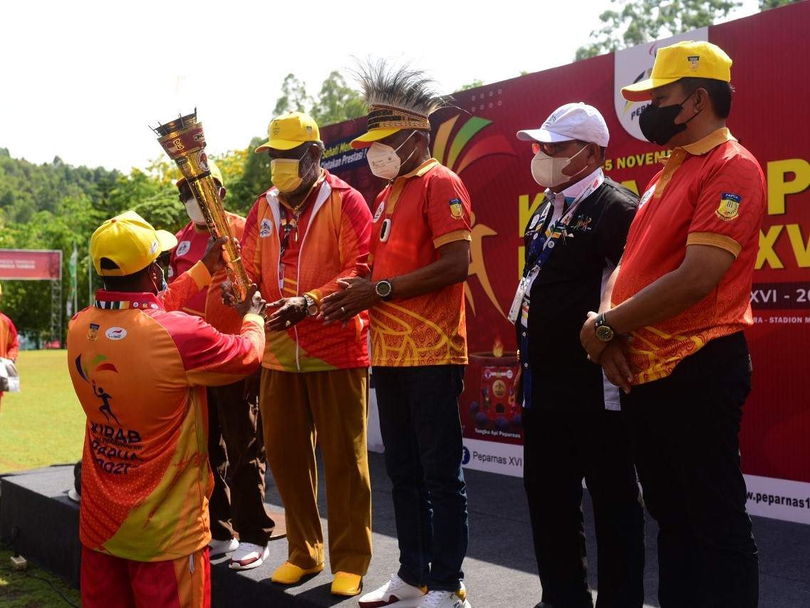Kamis (4/11) pagi sekitar pukul 10.00 WIT barisan Kirab Api kembali diberangkatkan menuju ke Gedung Negara.