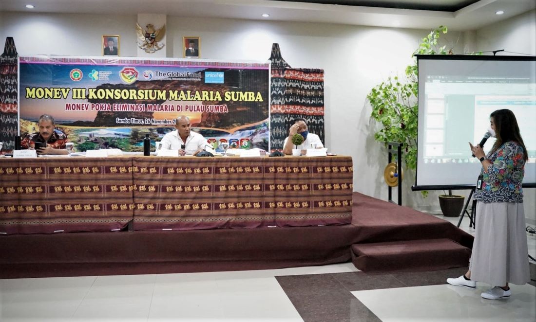  Gubernur NTT Viktor Laiskodat, Kadis Kesdukpil NTT, dr Messe Ataupah (kanan) dan Bupati Sumba Timur Kristofel Praing (kiri)