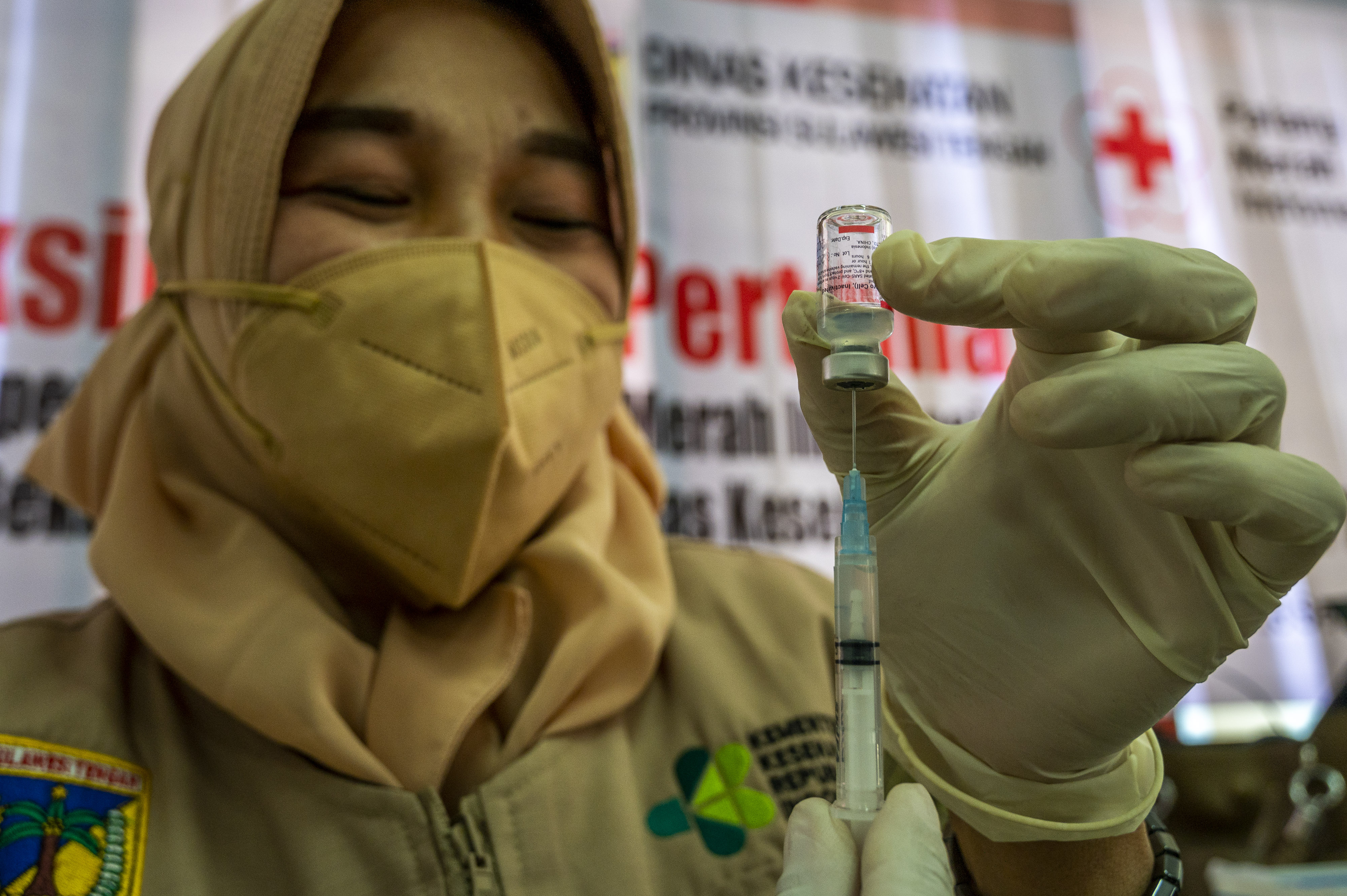 Tenaga kesehatan menyiapkan suntikan vaksinasi Covid-19