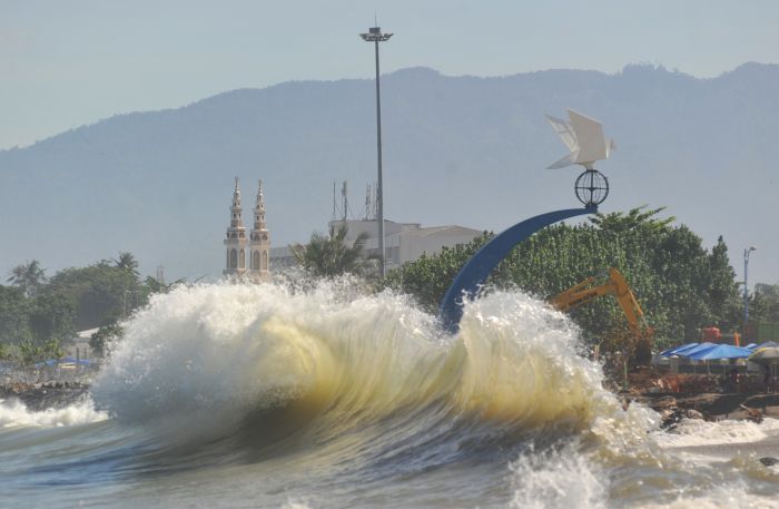 Ilustrasi gelombang tinggi