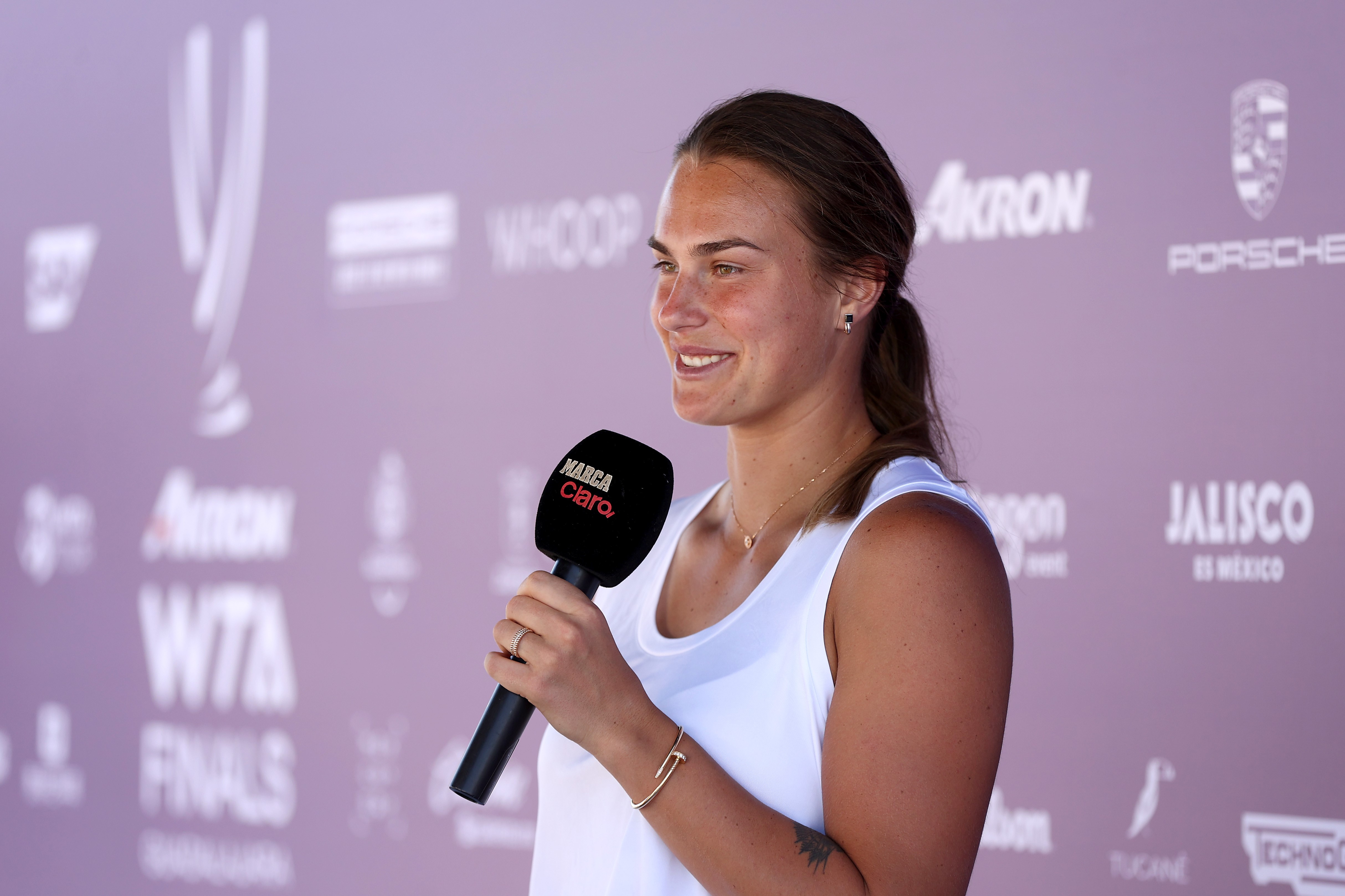 Petenis Belarus Aryna Sabalenka saat konferensi pers menjelang ATP Finals di Guadalajara, Meksiko.