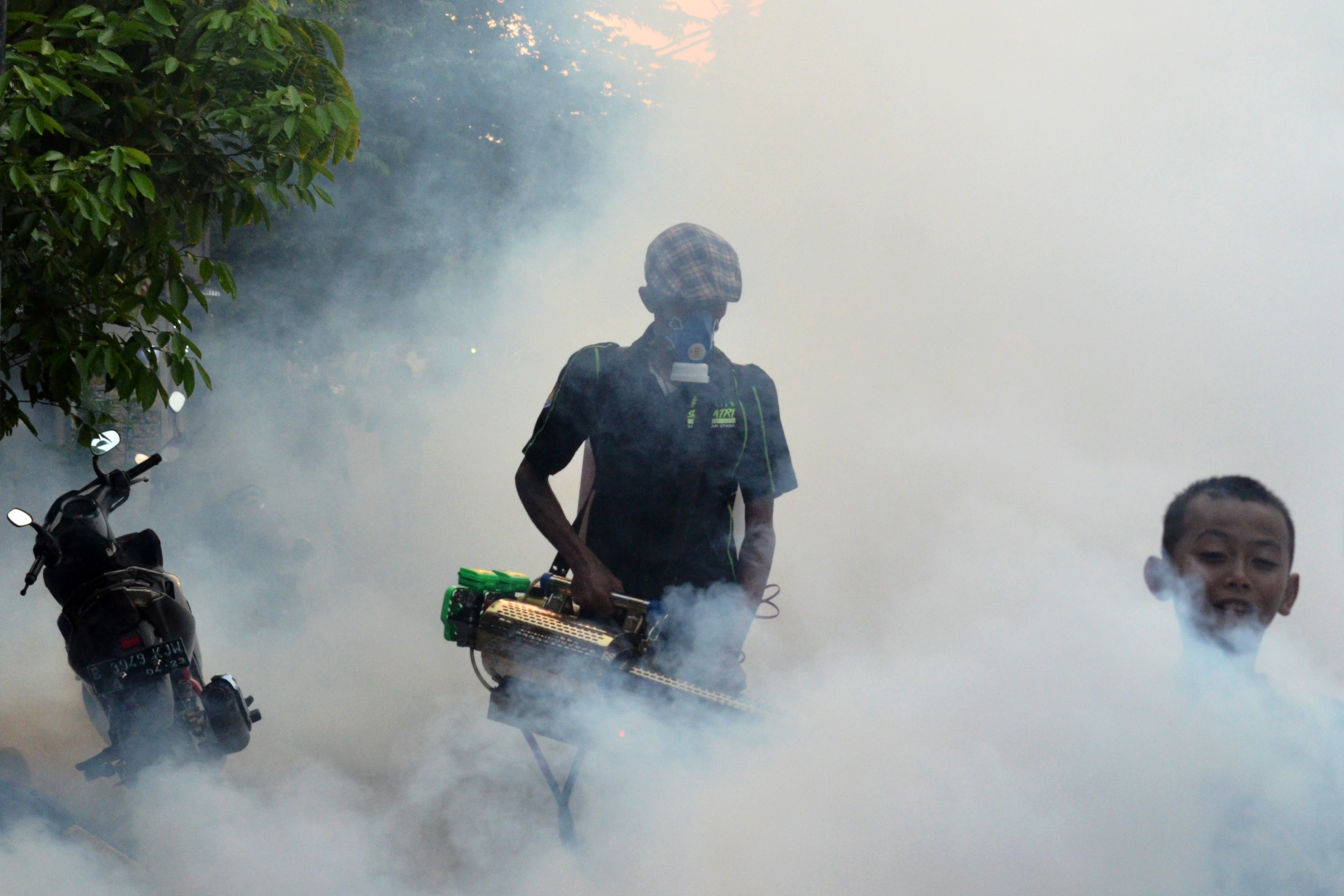 Petugas melakukan pengasapan (fogging) di lingkungan permukiman warga di Bekasi, Jawa Barat.