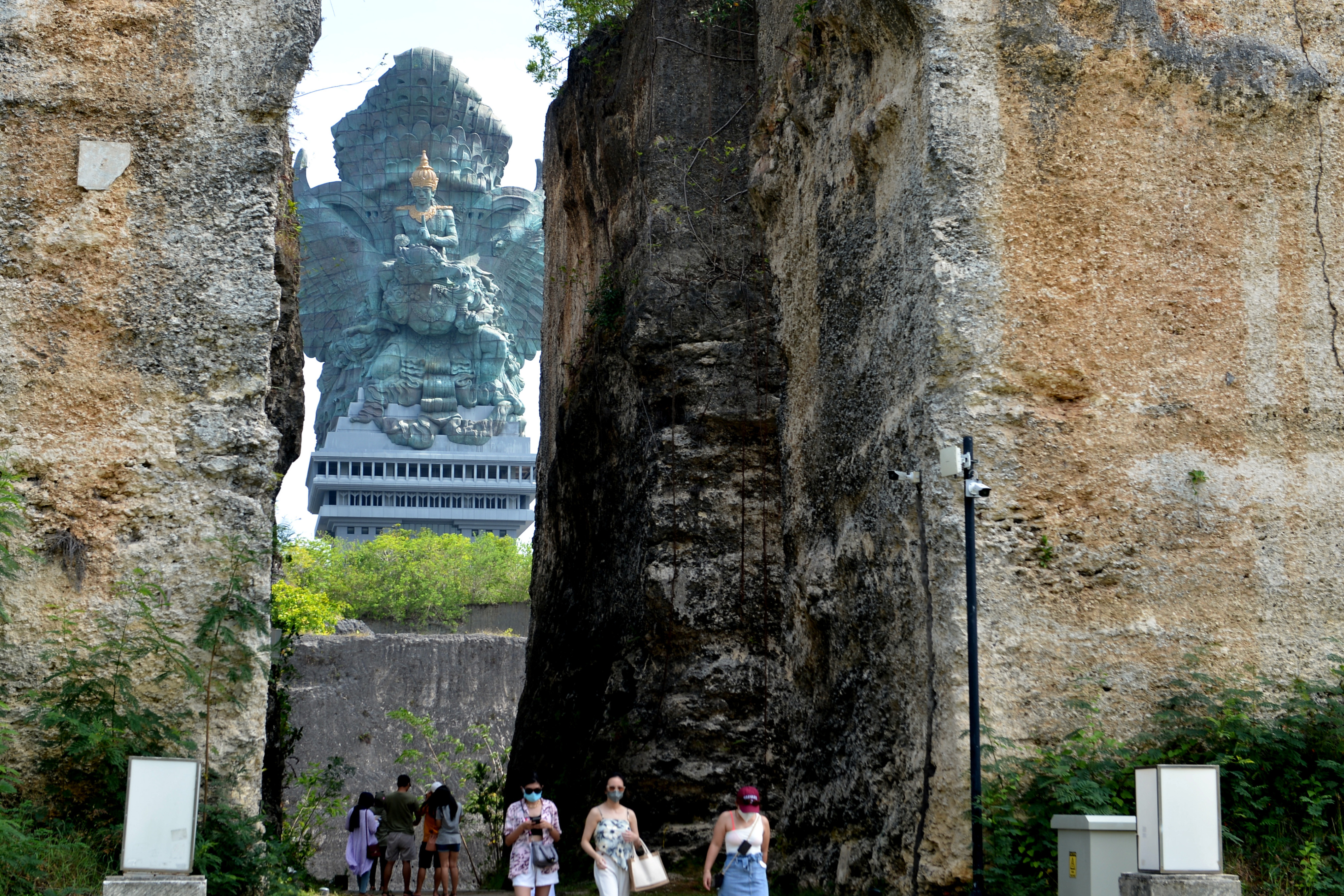 Wisatawan mengunjungi Garuda Wisnu Kencana (GWK) Cultural Park saat hari pertama pembukaan kembali kawasan pariwisata itu di Badung, Bali.