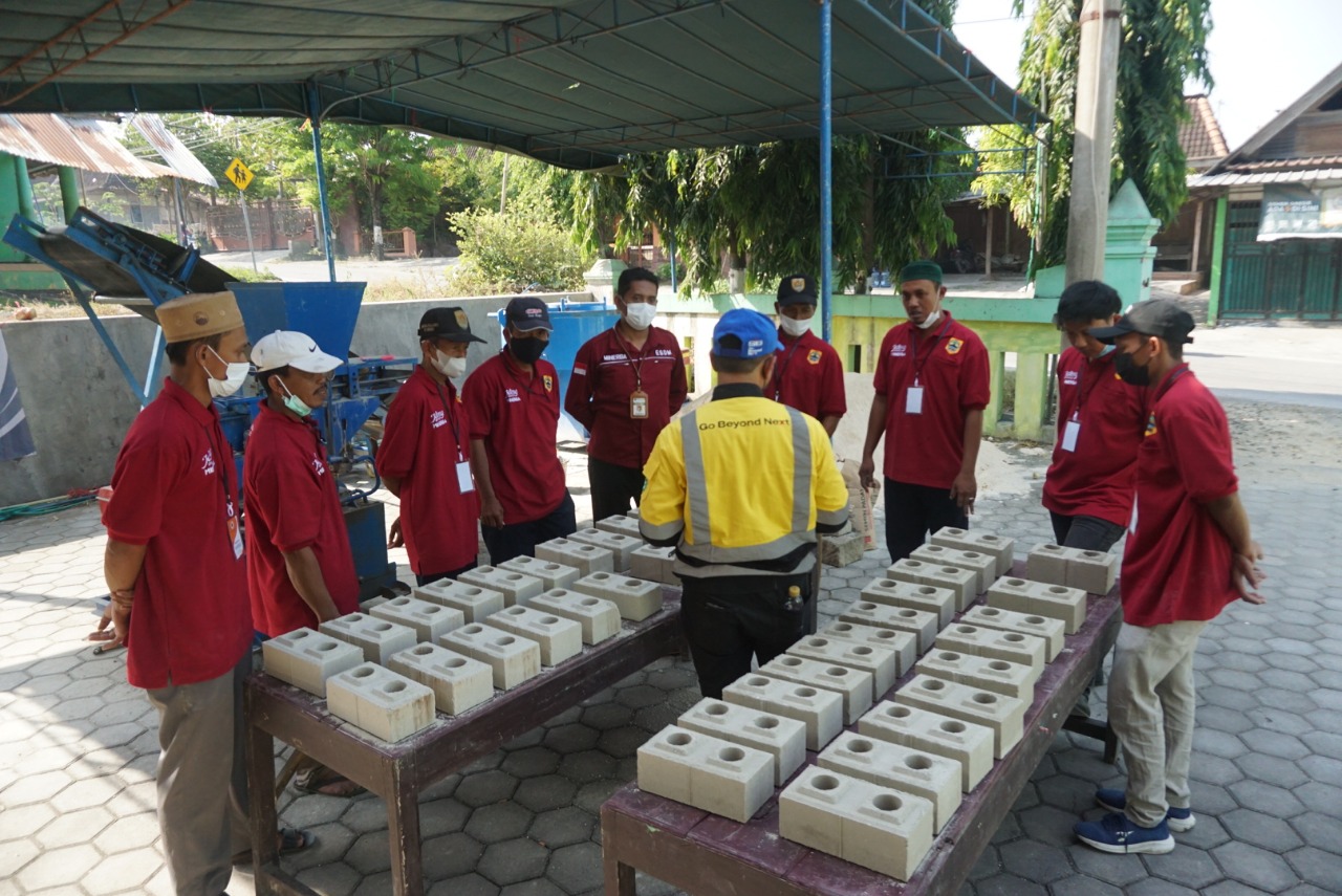 Pelatihan pembuatan bata interlock atau bata lego untuk pemberdayaan masyarakat di Desa Mrisi, Kabupaten Grobogan,