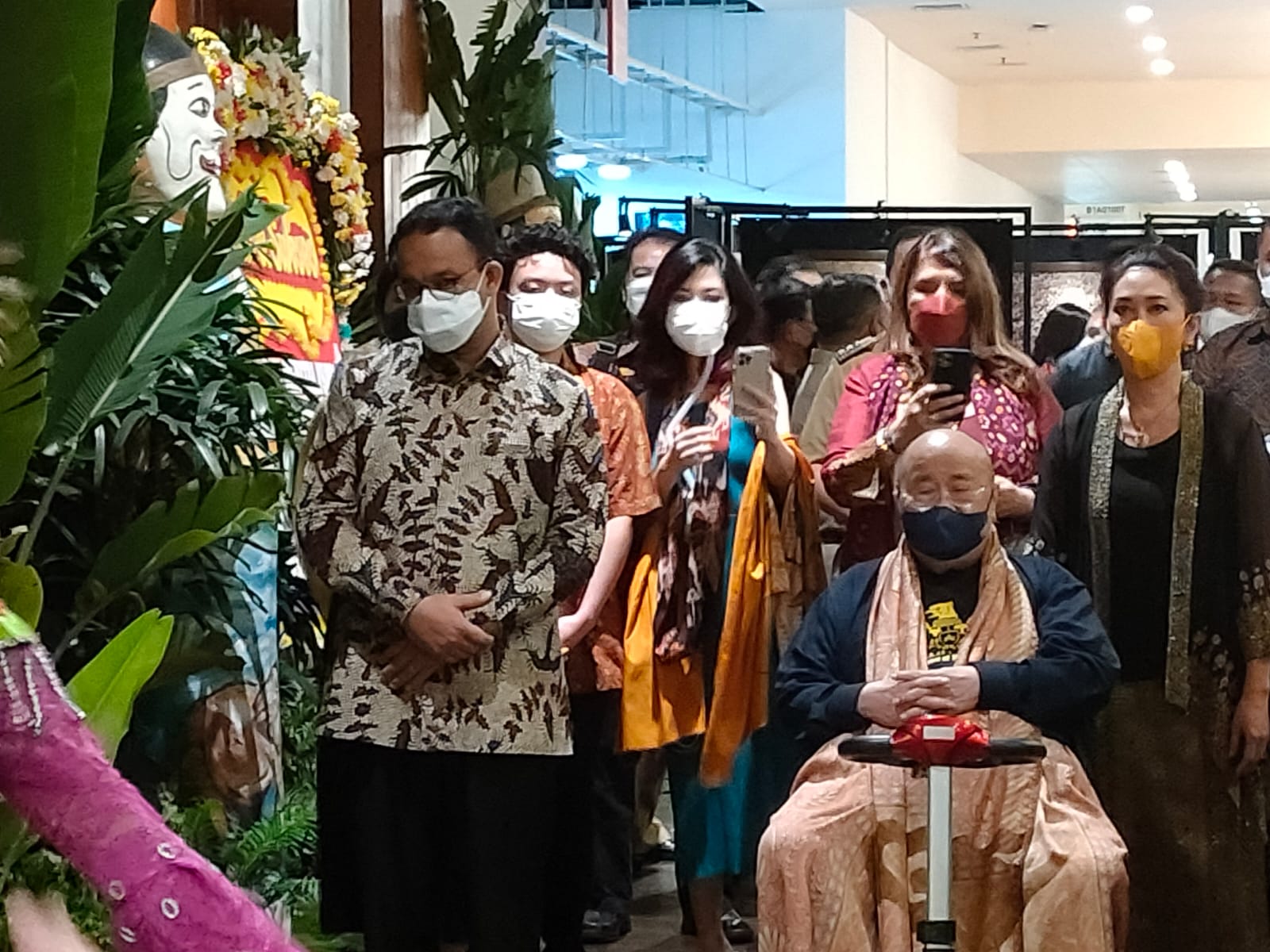 Gubernur DKI Anies Baswedan (kiri) bersama Budayawan Jaya Suprana (duduk) saat meresmikan Galeri Museum Rekor Indonesia.
