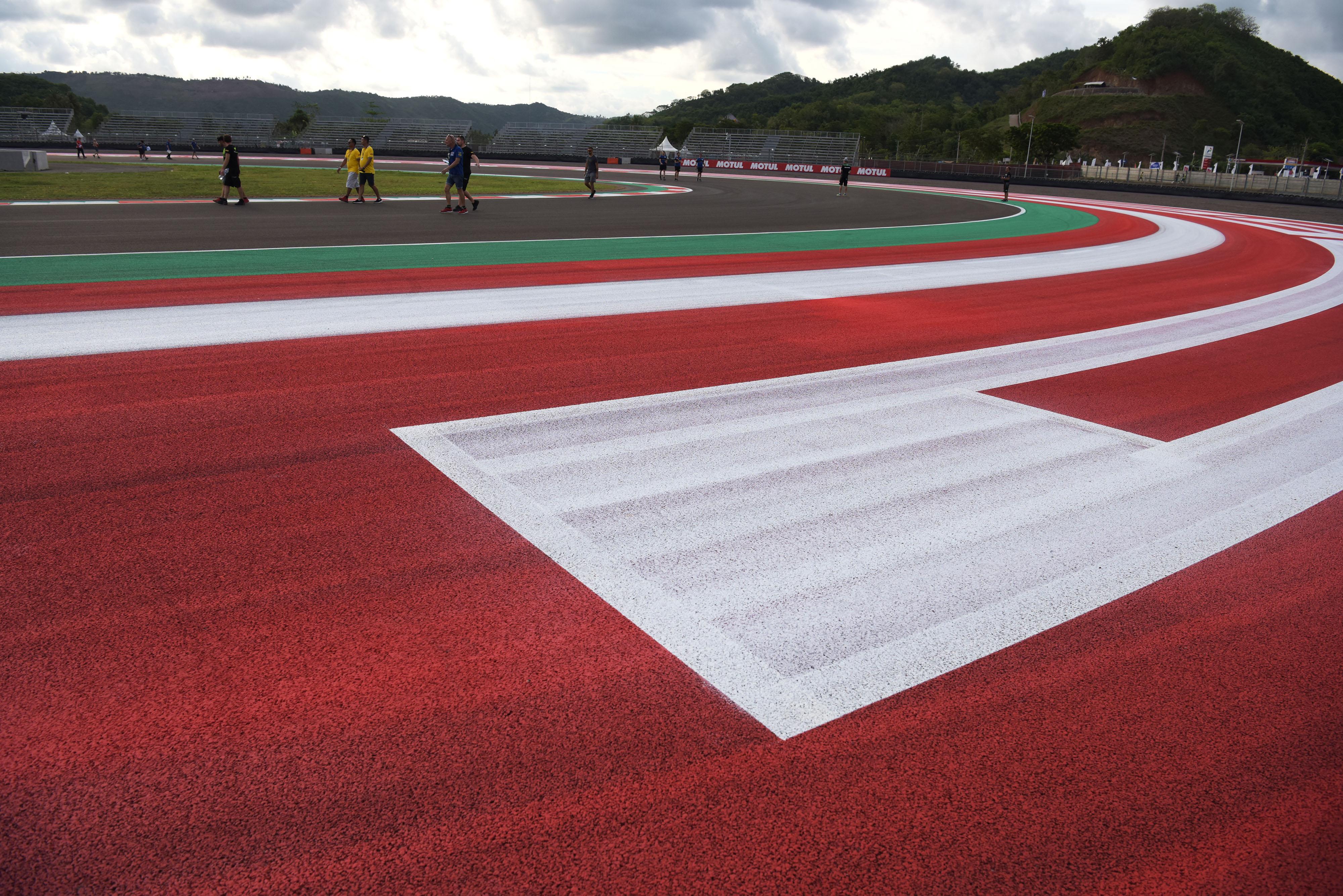 Pemabalap dan ofisial tim mengecek lintasan Sirkuit Mandalika sebelum balapan WSBK akhir pekan lalu