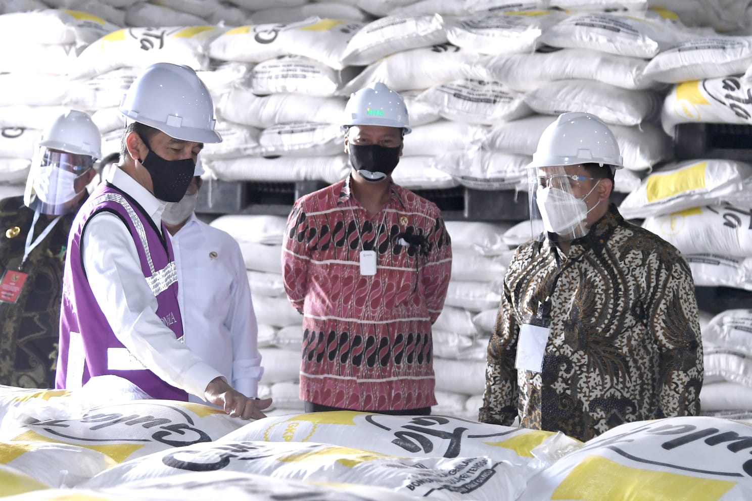 Presiden RI Joko Widodo (kiri) dan Menteri Perindustrian Agus Gumiwang Kartasasmita (tengah)