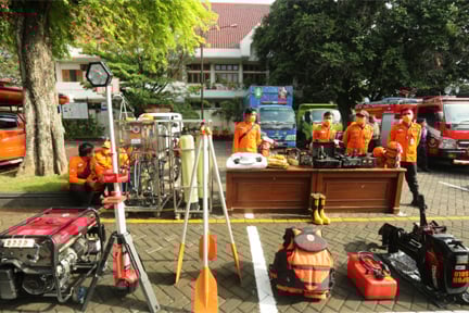 Para petugas BPBD Kota Solo siap dengan peralatan penanggulangan kebencanaan. 
