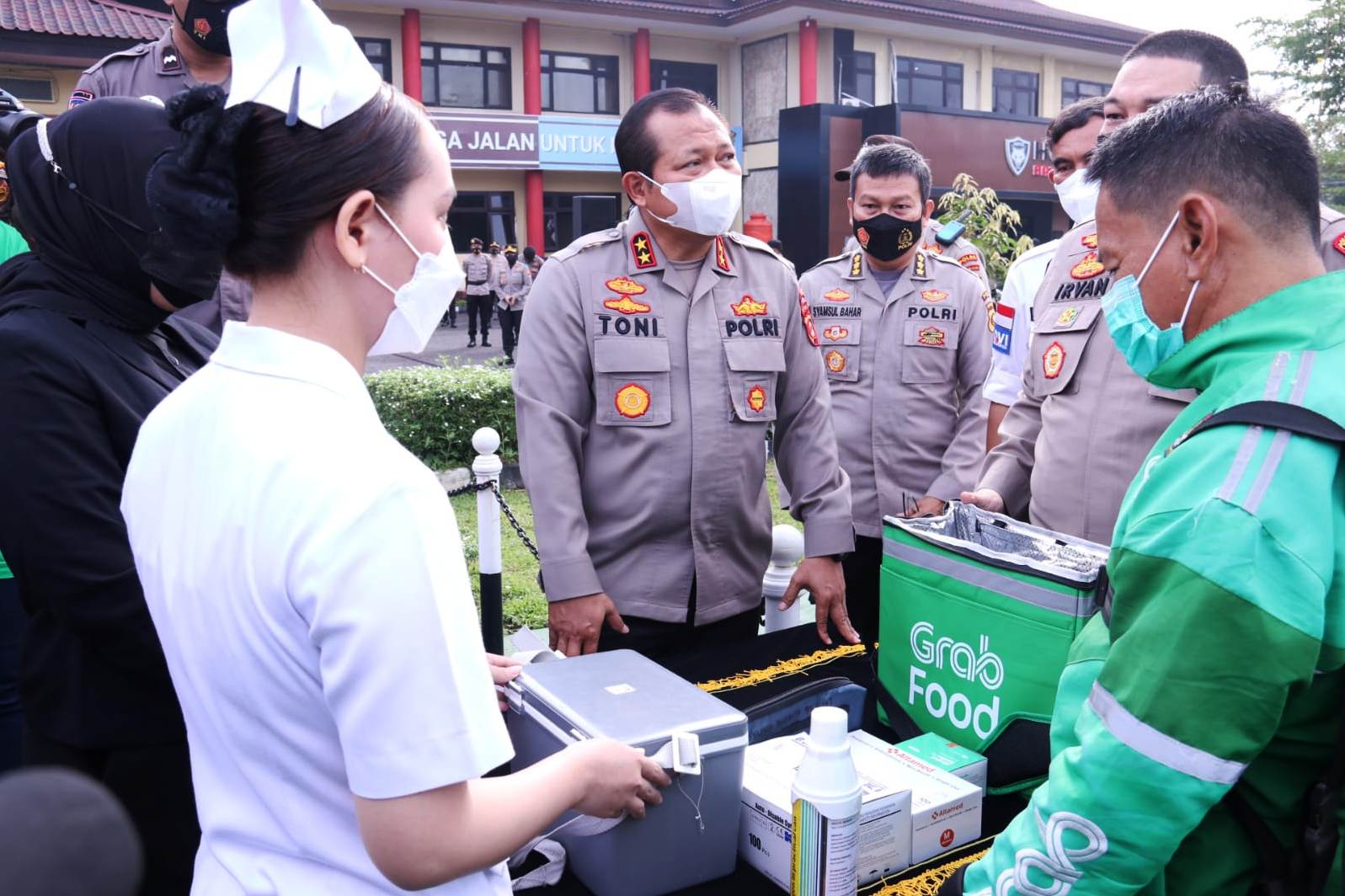 Kapolda Sumsel Irjen Pol Toni Harmanto meninjau pelaksanaan vaksinasi keliling yang digelar Polrestabes Palembang bekerja sama dengan Grab.