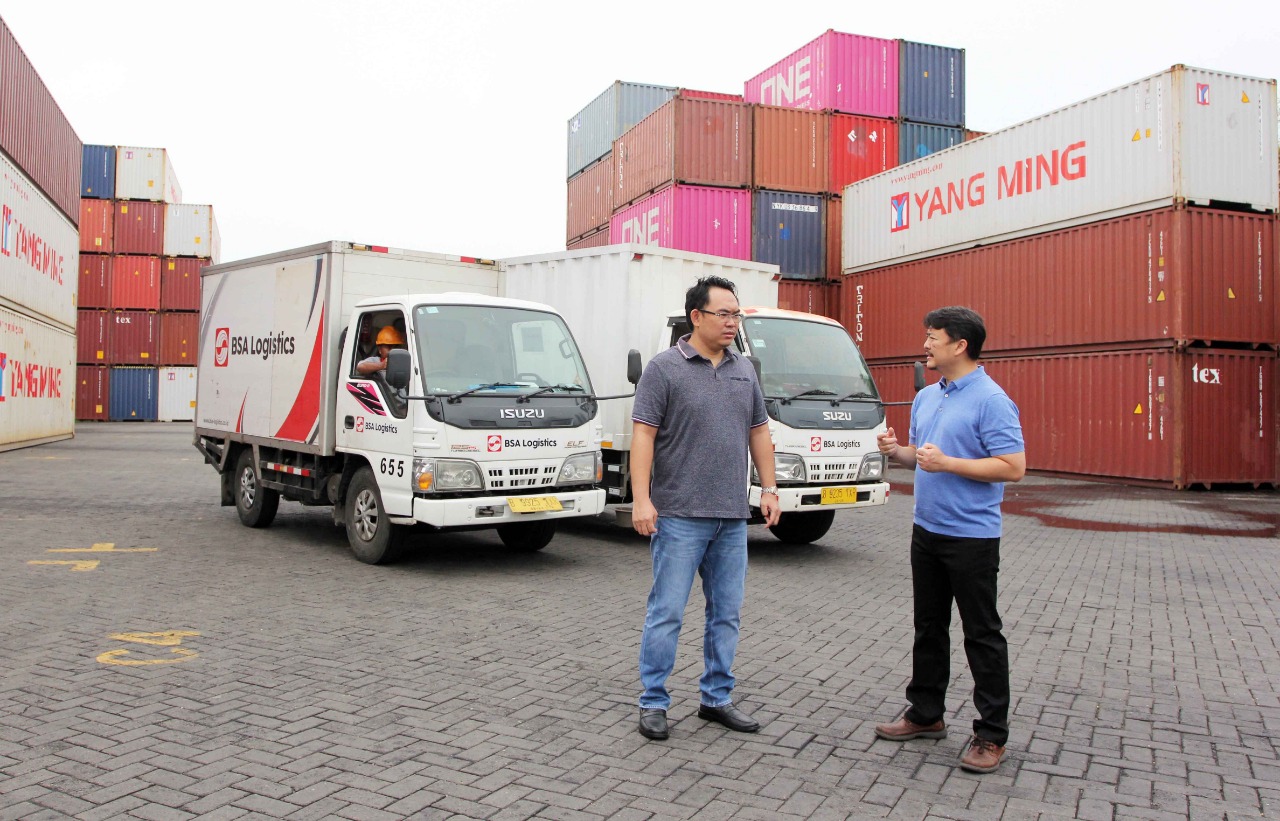 CEO BSA Logistics Thomas Wenas (kiri) dan CFO BSA Logistics Hendri S Setiawan berbincang di Kantor Pusat BSA di Cakung, Cilincing, Jaktim.