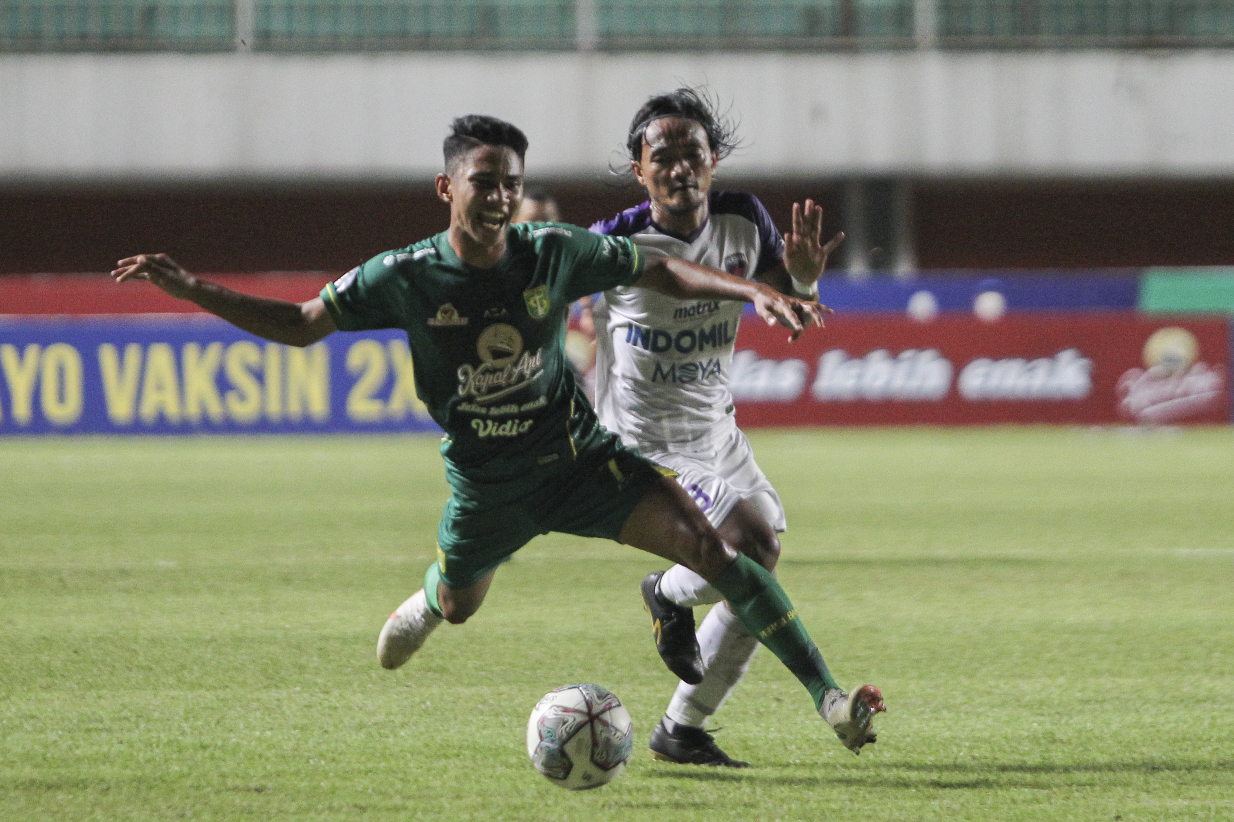 Pemain Persebaya Marselino (kiri) berebut bola dengan pemain Persita saat laga Liga 1 di Stadion Maguwoharjo, Sleman, DIY, Rabu (24/11).