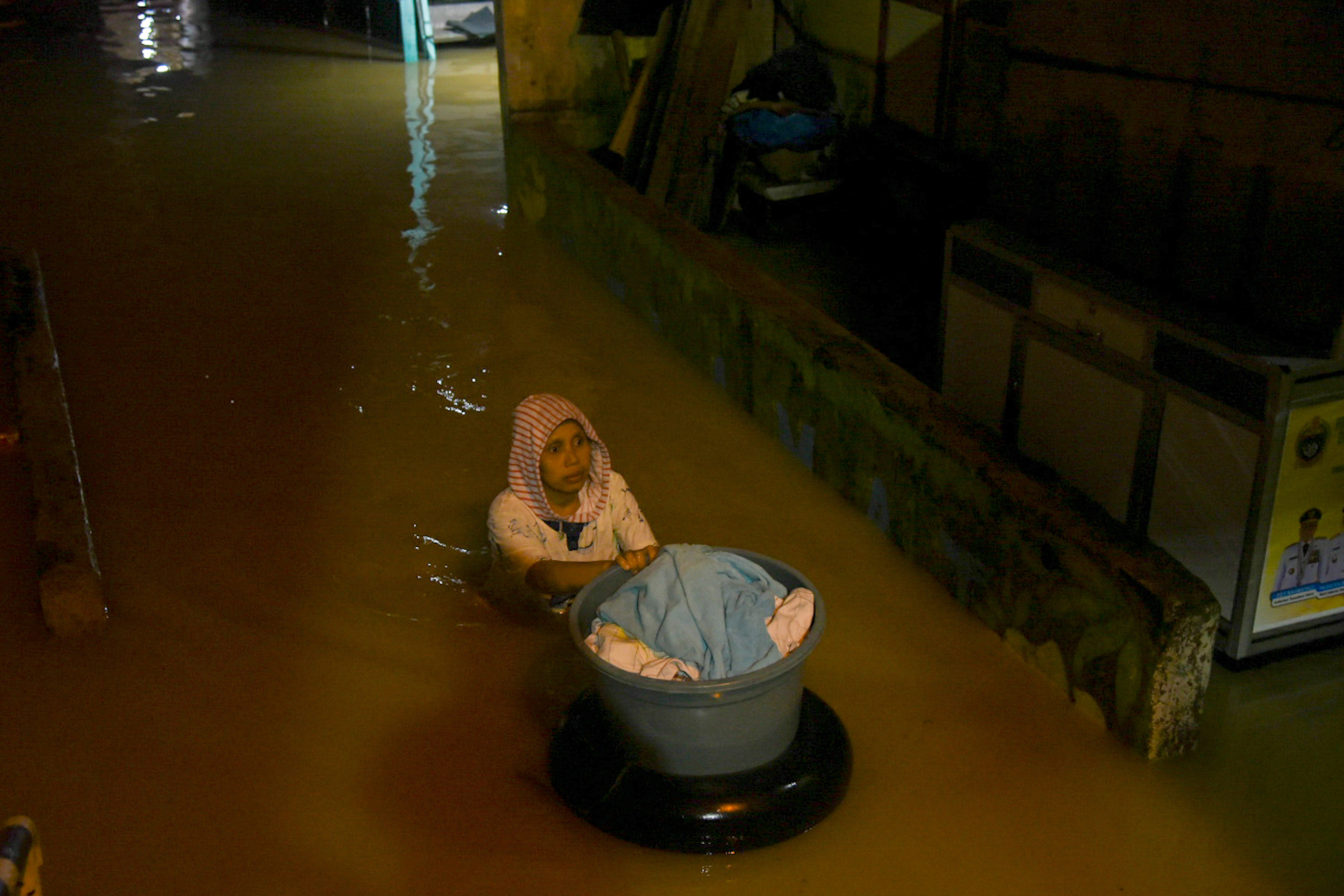 Banjir di di kawasan Kampung Aur, Medan Maimun, Kota Medan, Sumatera Utara, Minggu (31/10). 