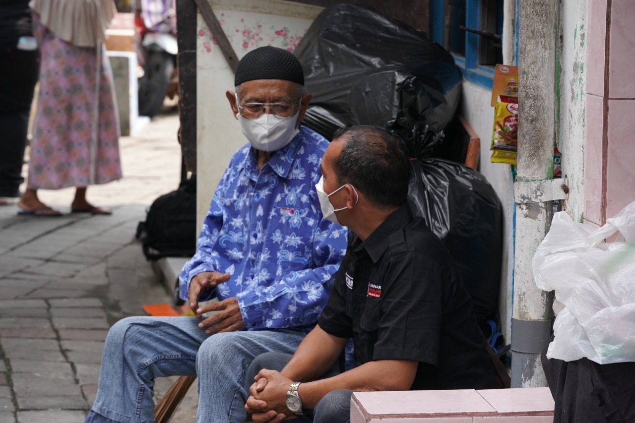 Sahabat Ganjar berbincang dengan veteran di Surabaya
