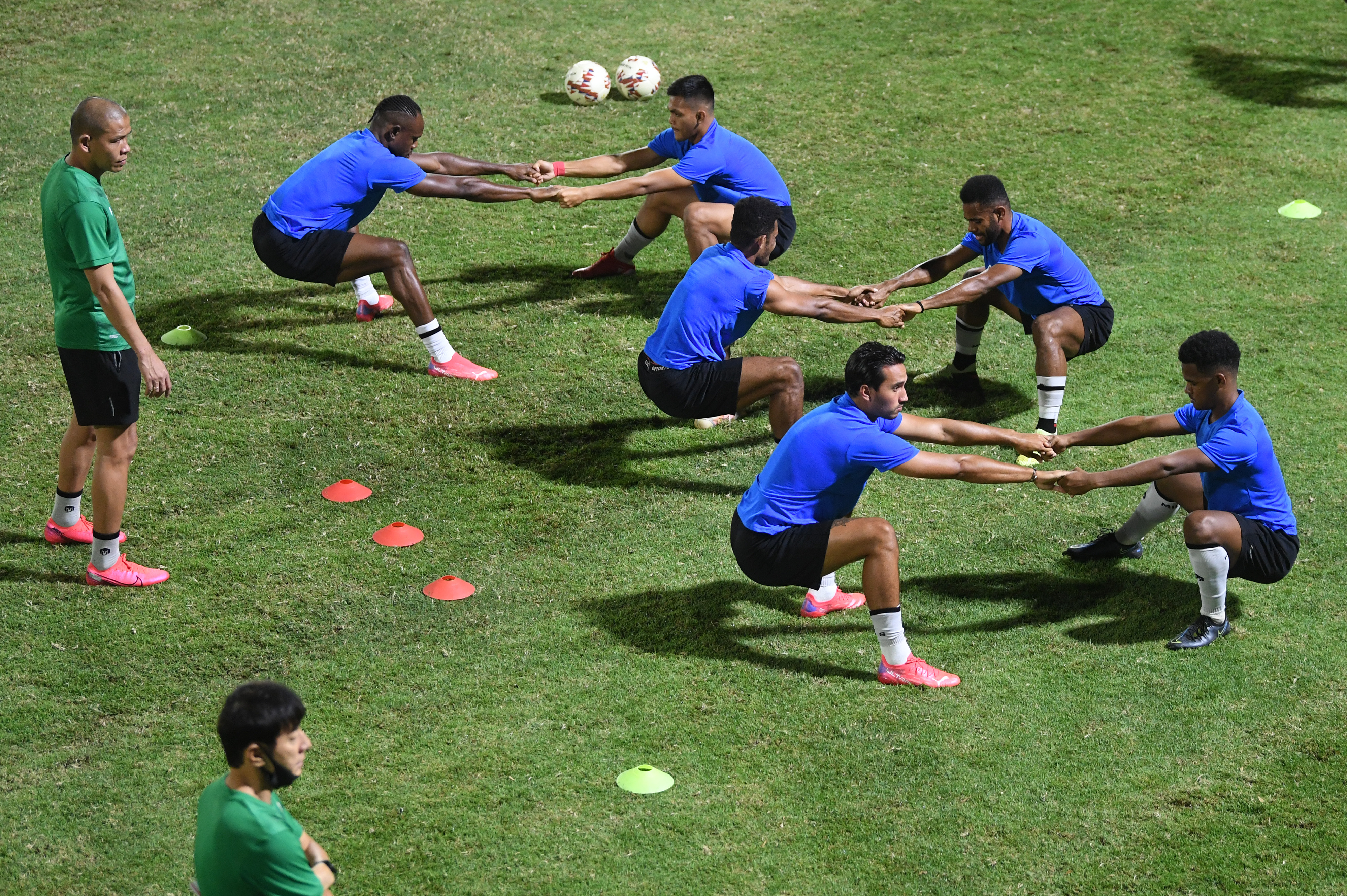 Timnas Indonesia tengah melakukan latihan yang turut dihadiri pelatih Shin Tae-yong.
