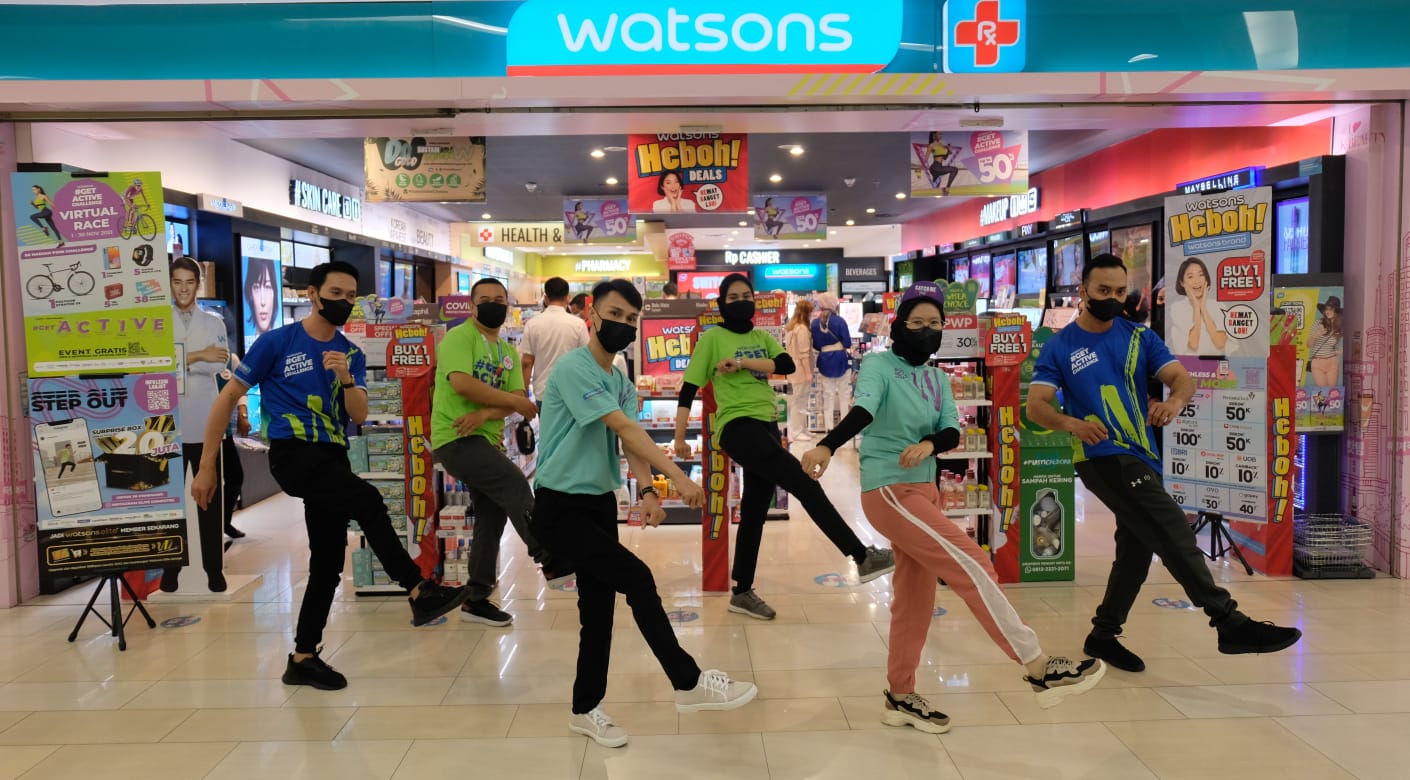 Store team Watsons mengampanyekan gerakan Get Active
