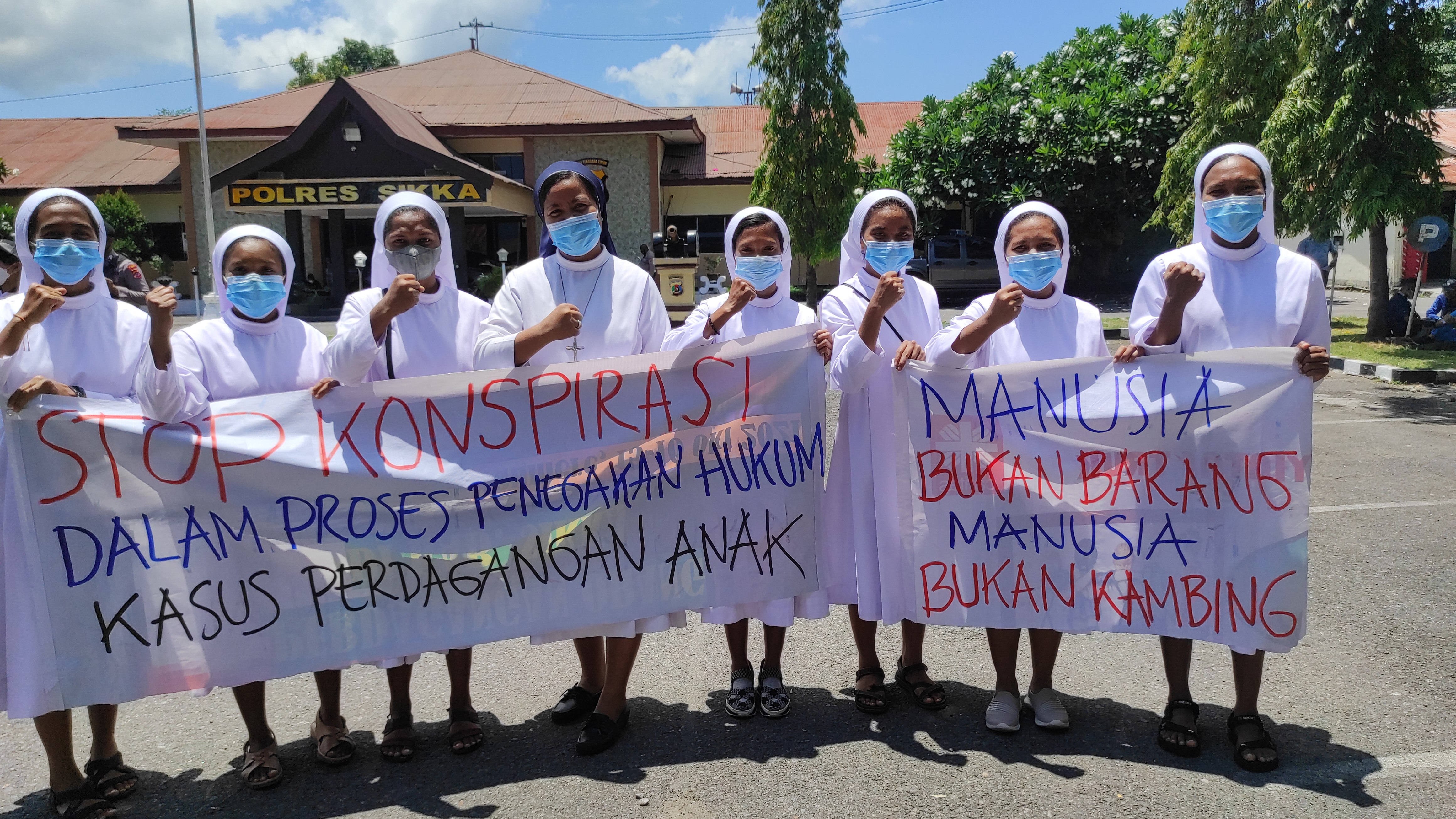 Sudah dua hari ini (3-4 November) pasrtor dan suster serta kelompok HAM turun ke jalan mendesak kepolisian usut tuntas ekploitasi anak di ba