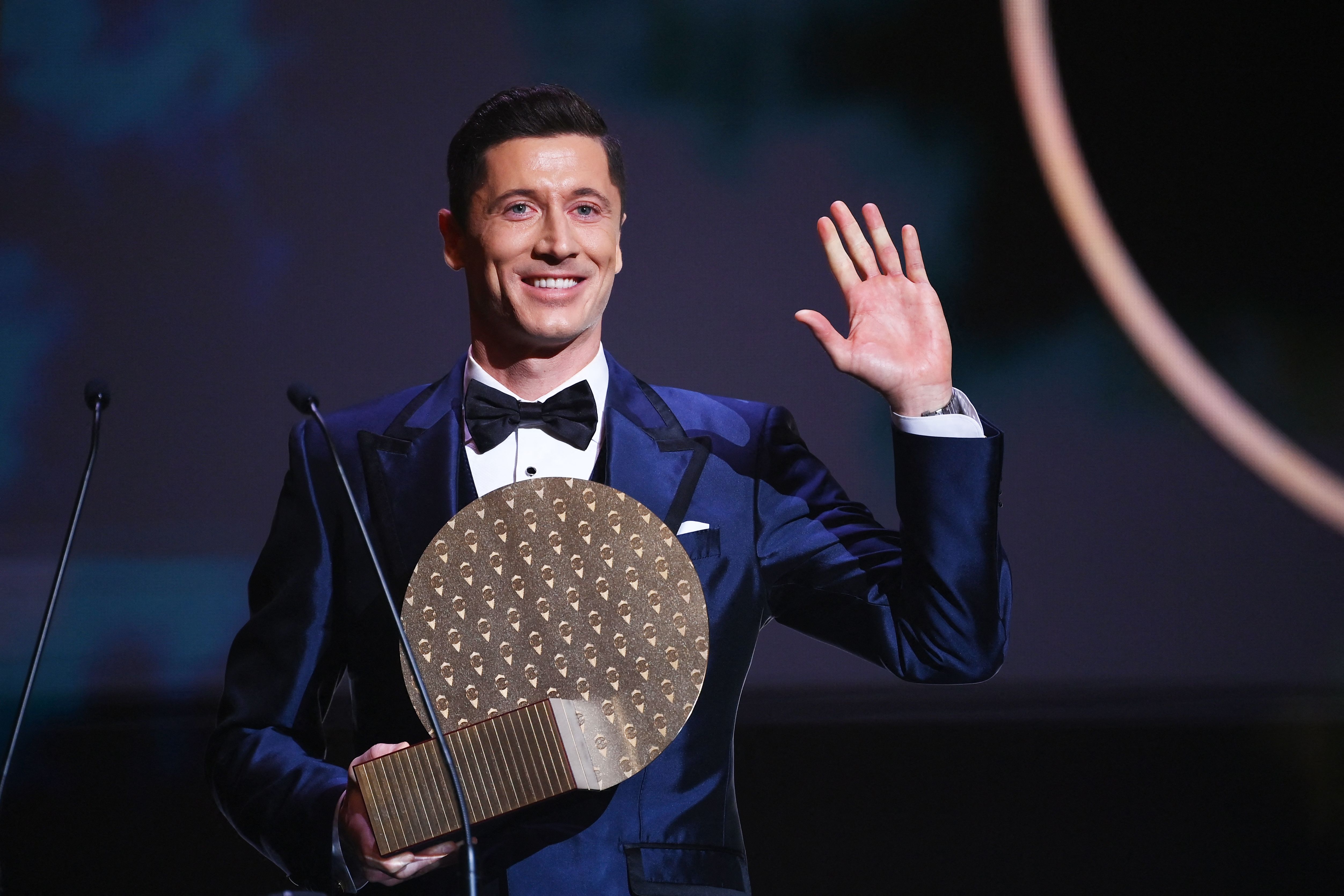 Penyerangan Bayern Muenchen Robert Lewandowski dari Polandia melambaikan tangan setelah dianugerahi sebagai Striker of the Year award. 