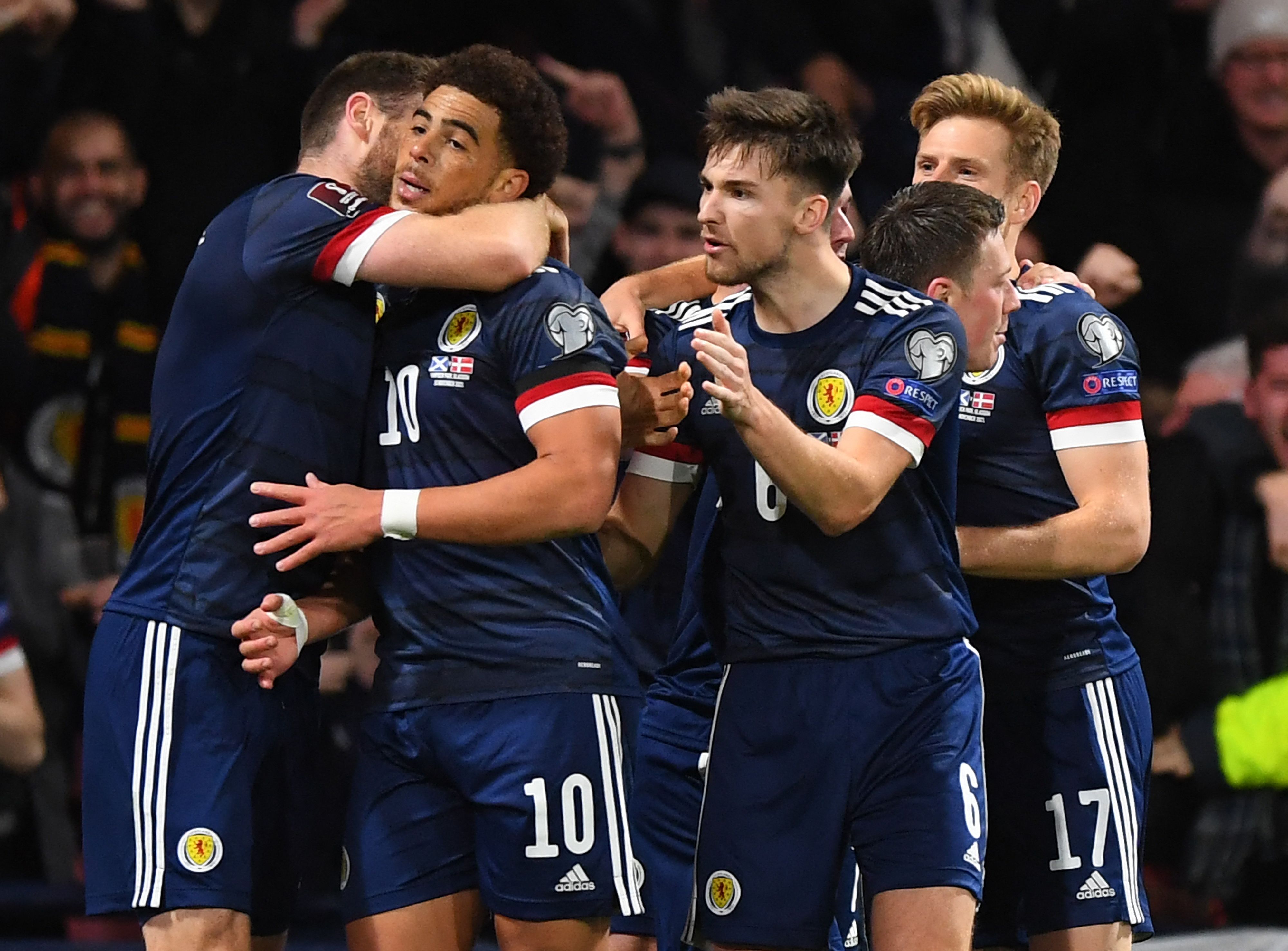 Para pemain Skotlandia melakukan selebrasi usai mencetak gol ke gawang Denmark di laga kualifikasi Piala Dunia.