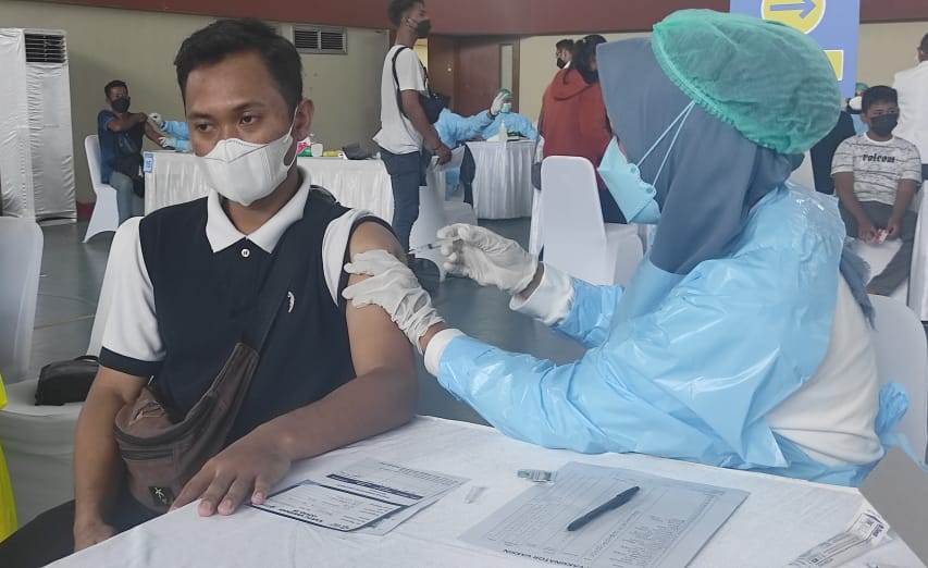 Kegiatan vaksinasi Covid-19 di di GOR Sempaja, Samarinda, Kalimatan Timur.