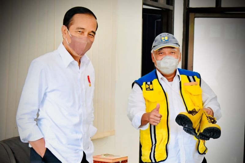 Presiden Joko Widodo dan Menteri PUPR Basuki Hadimuljono berfoto usai membeli sepatu produksi UMKM Trenggalek