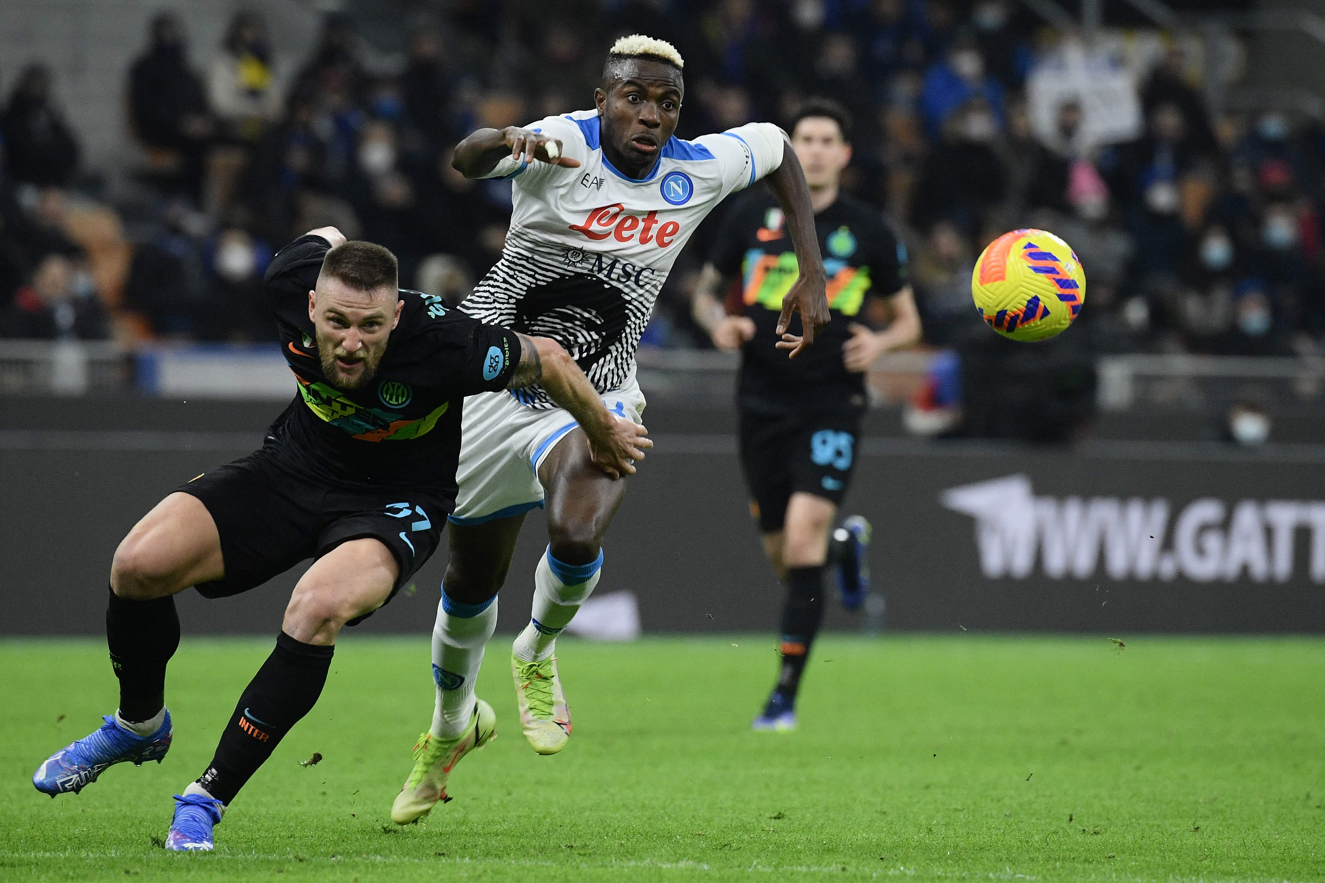 Penyerang Napoli Victor Osimhen (kanan)