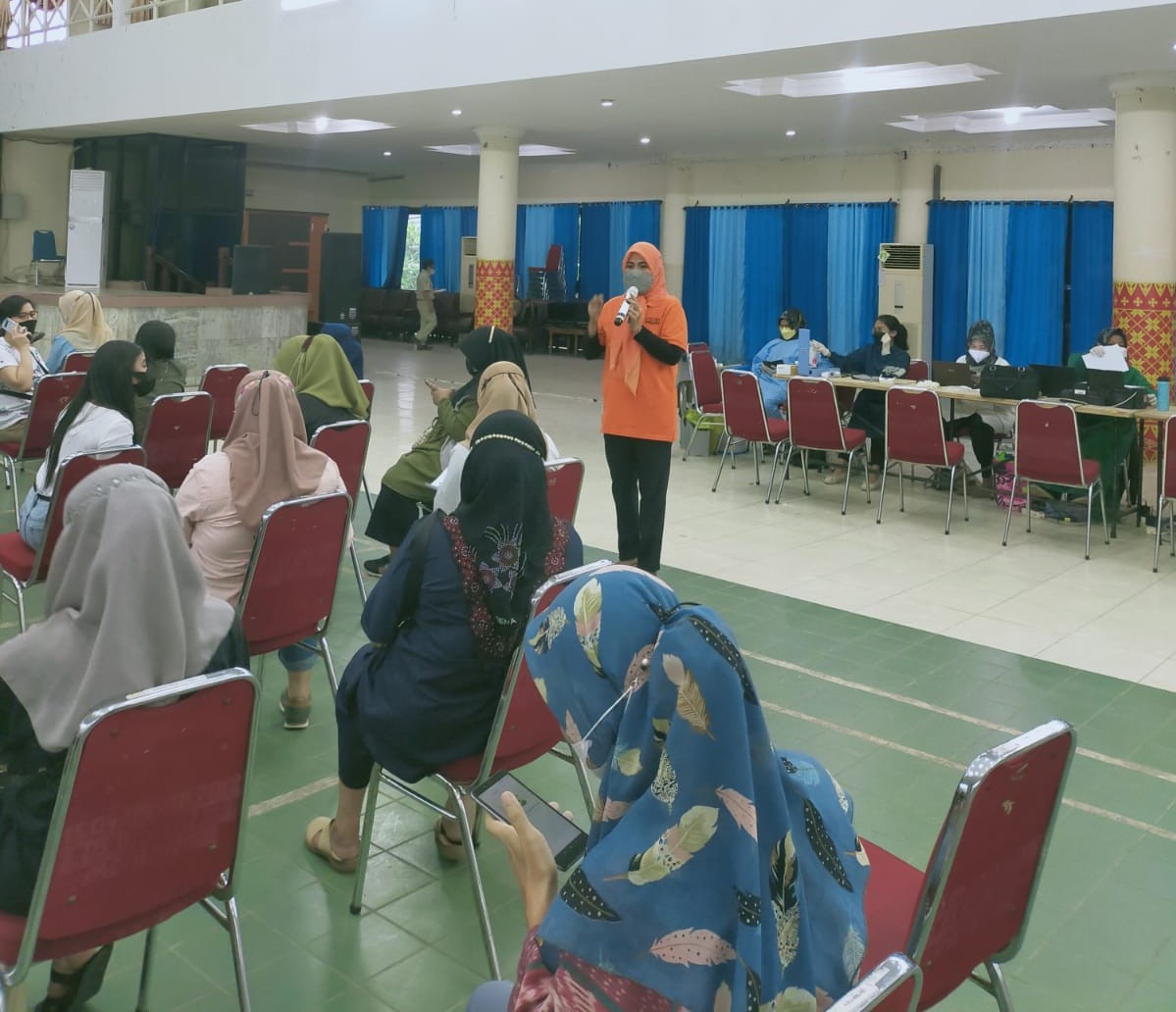  Koordinator vaksinasi Covid 19 Kota Palembang, Lince Magdalena Matauch, tengah memberikan penjelasan bagi warga yang akan divaksin, Minggu 