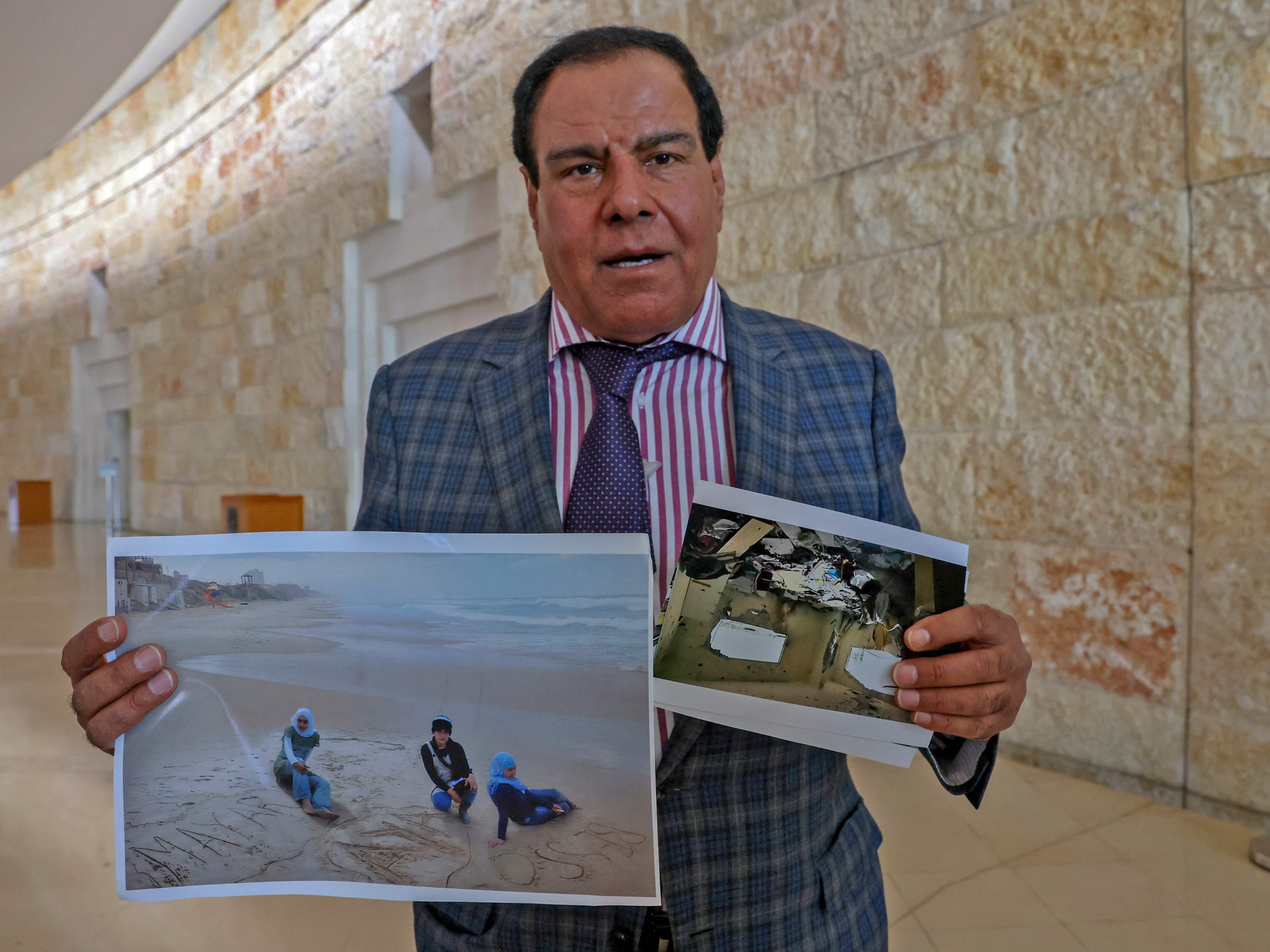 Dokter Palestina Izzeldin Abuelaish memberikan konferensi pers di Mahkamah Agung Israel di Jerusalem pada 15 November 2021.