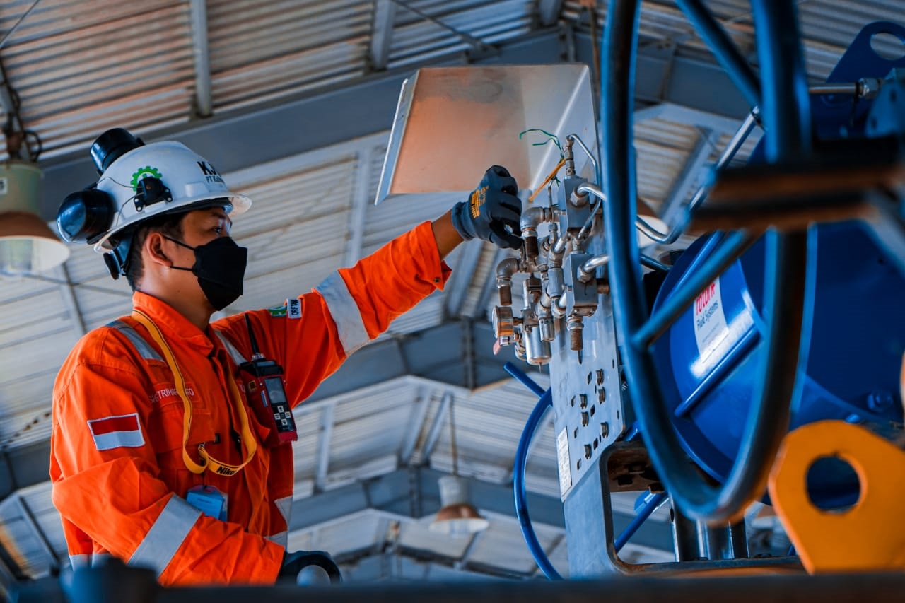Pekerja sedang memeriksa instalasi gas milik PGN.