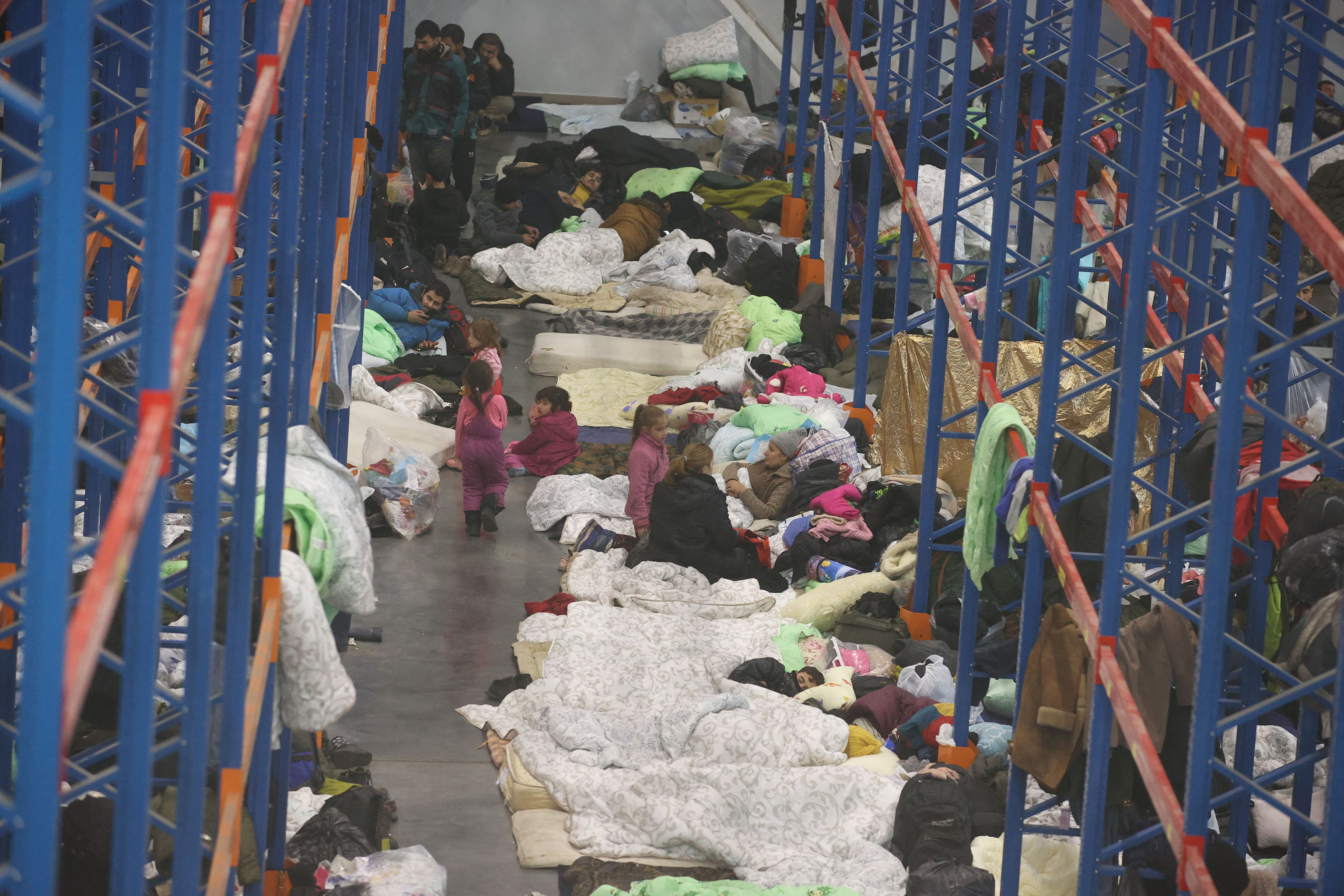 Imigran ditampung di sebuah pusat logistik di perbatasan Polandia dab Belarus.