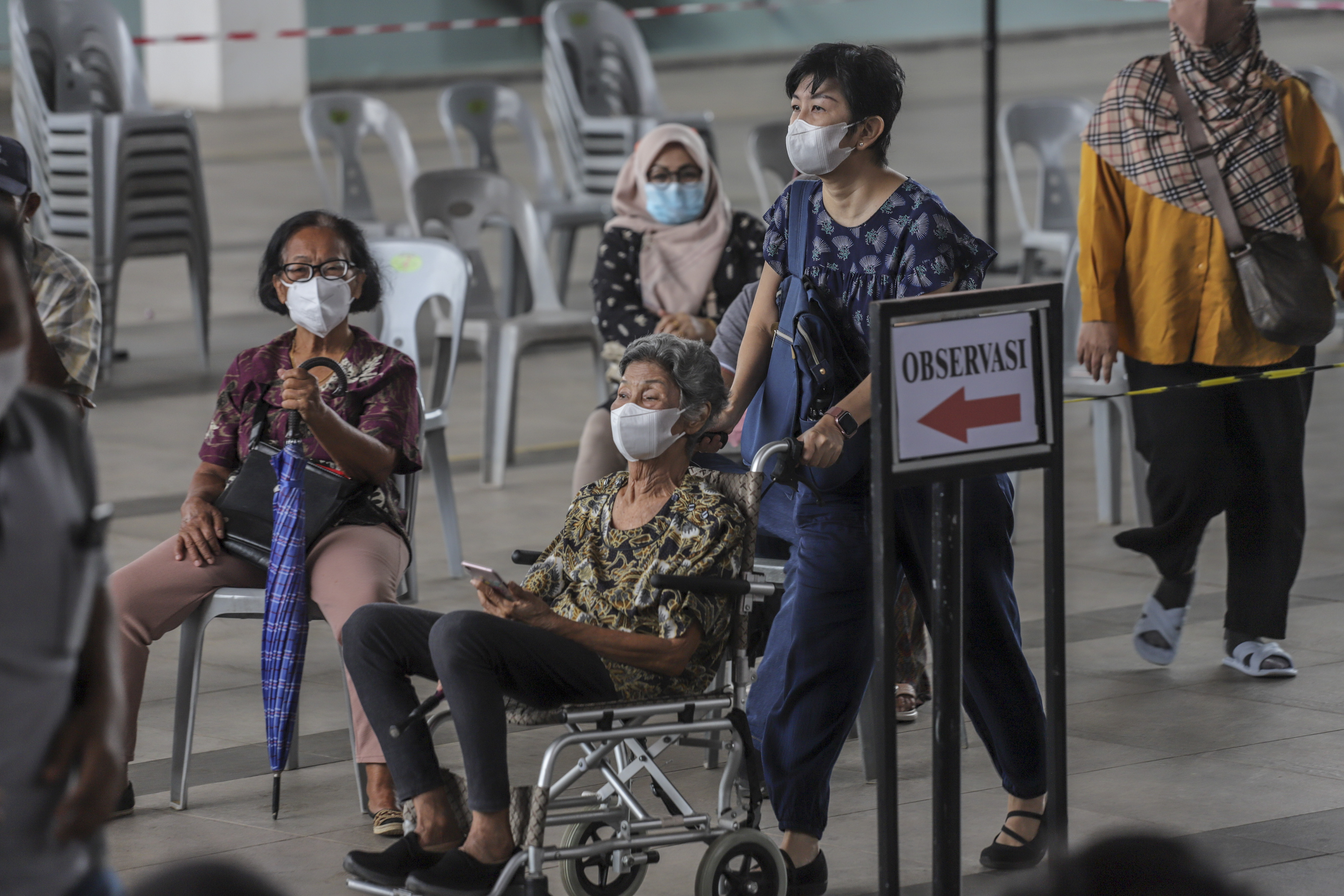 Warga lansia di Kepulauan Riau menjalani vaksinasi 