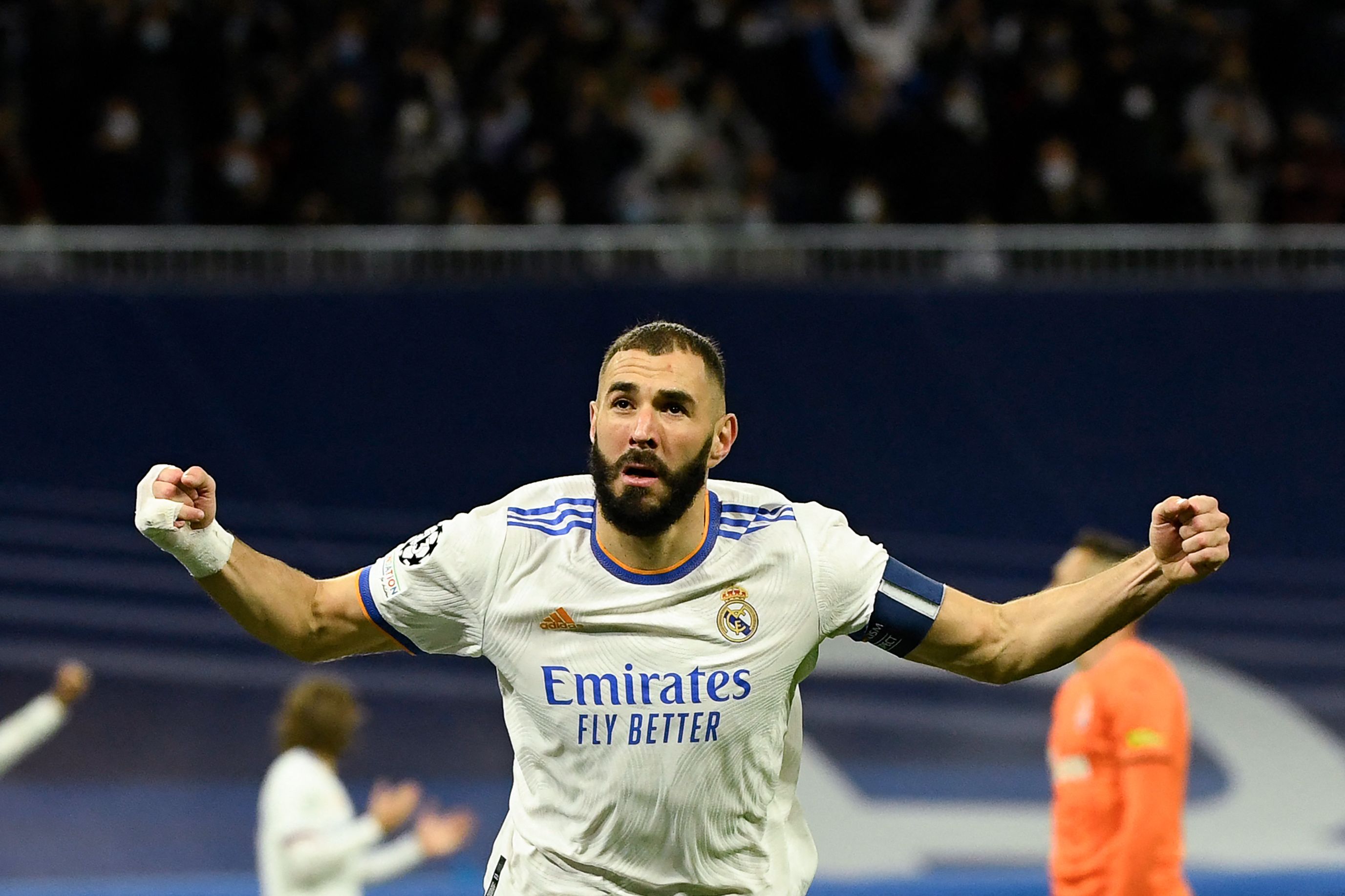Penyerang Real Madrid Karim Benzema melakukan selebrasi usai mencetak gol ke gawang Shakhtar Donetsk di laga Liga Champions.