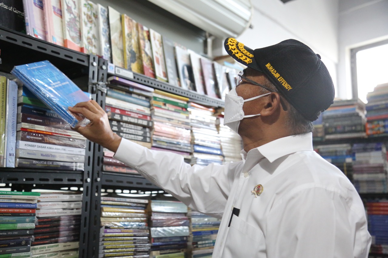 Menko PMK Muhadjir Effendy memilih buku di Pasar kenari, jakarta